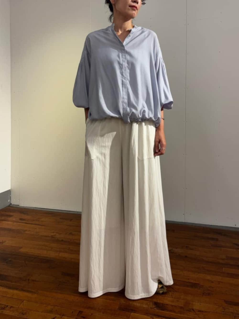 ホワイト系のその他パンツ、ブルー系のシャツ/ブラウス、ブラック系のトートバッグを着用したレディースの夏コーディネートの7枚目の写真
