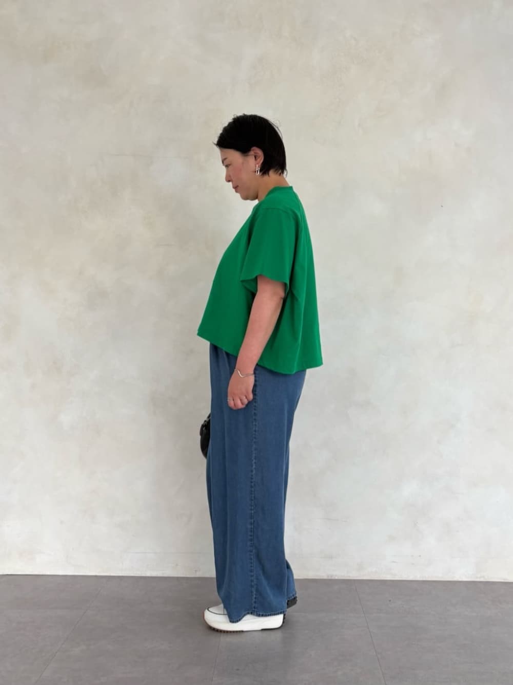 ホワイト系のスニーカー、ブルー系のその他パンツ、グリーン系のTシャツ/カットソーを着用したレディースの春コーディネートの3枚目の写真