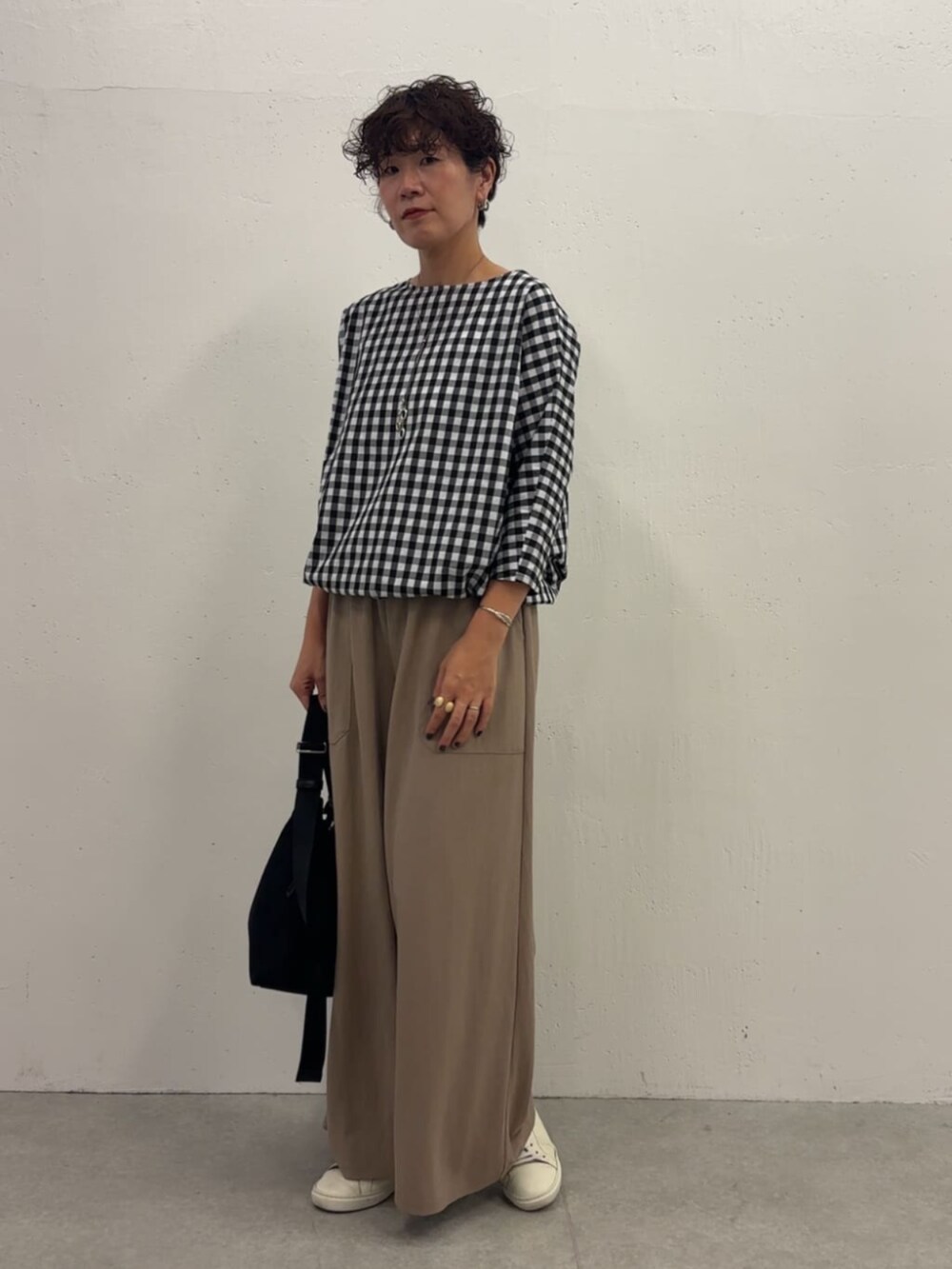 ブラック系のシャツ/ブラウス、ベージュ系のその他パンツ、ブラック系のショルダーバッグを着用したレディースの冬コーディネートの3枚目の写真