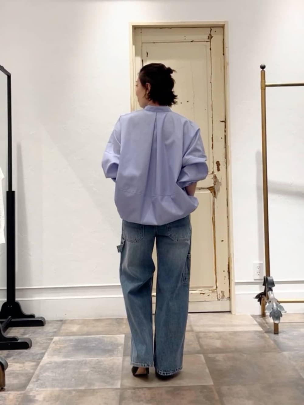 ブラック系のトートバッグ、ブルー系のその他パンツ、ブルー系のシャツ/ブラウスを着用したレディースの冬コーディネートの7枚目の写真