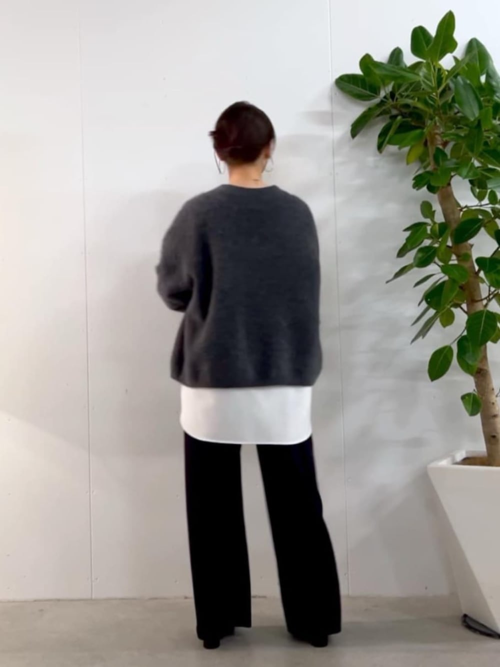 ブラック系のトートバッグ、グレー系のニット/セーター、ホワイト系のシャツ/ブラウスを着用したレディースの秋コーディネートの10枚目の写真