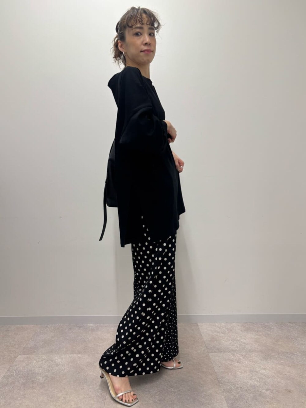 ブラック系のTシャツ/カットソーを着用したレディースの冬コーディネートの2枚目の写真