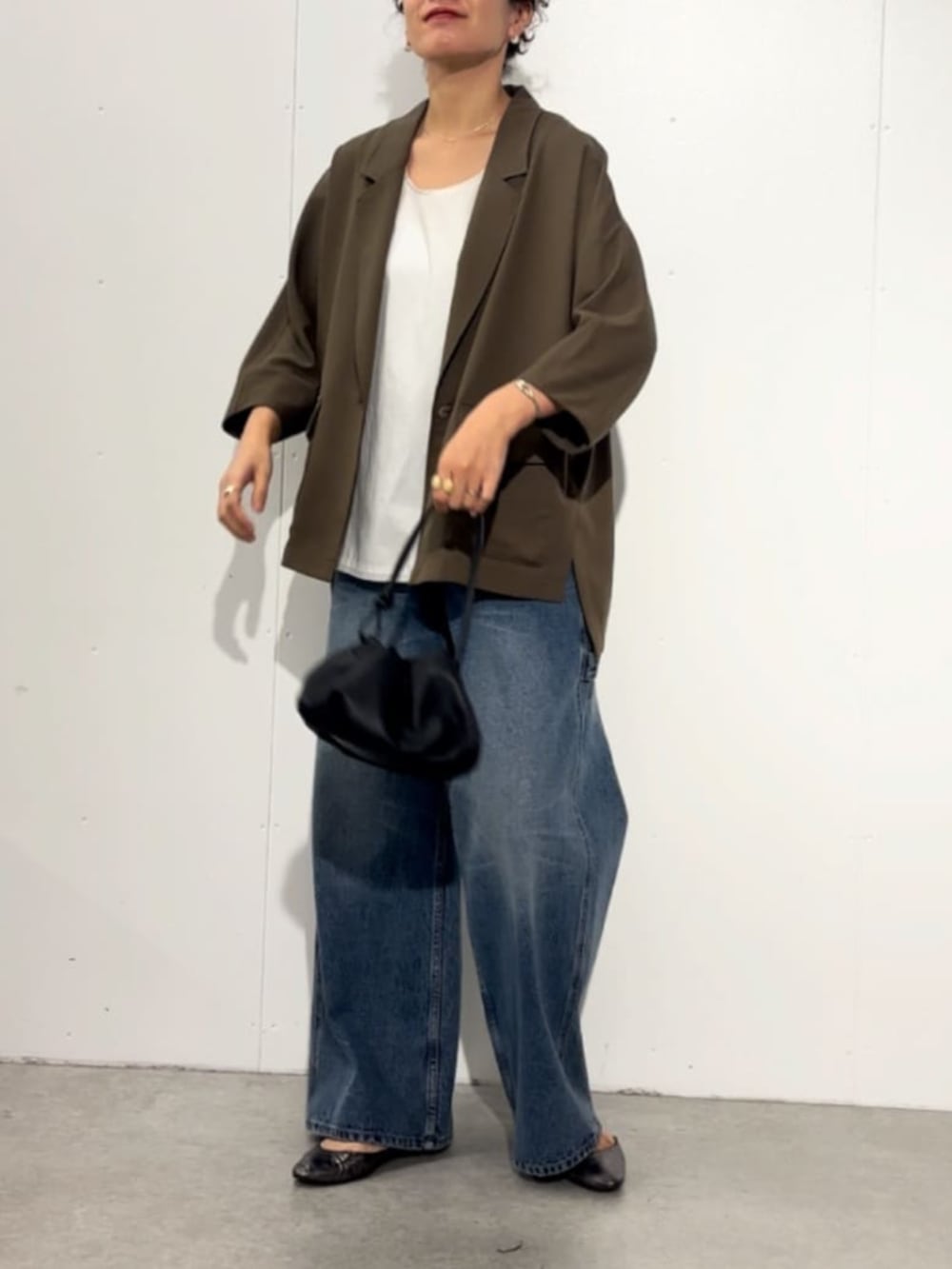 ホワイト系のタンクトップ、ブルー系のその他パンツ、ブラウン系のテーラードジャケットを着用したレディースの春コーディネートの2枚目の写真