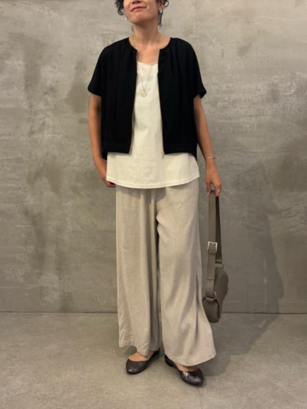 ベージュ系のその他パンツ、ホワイト系のシャツ/ブラウス、ブラック系のベストを着用したレディースの春コーディネートの7枚目の写真