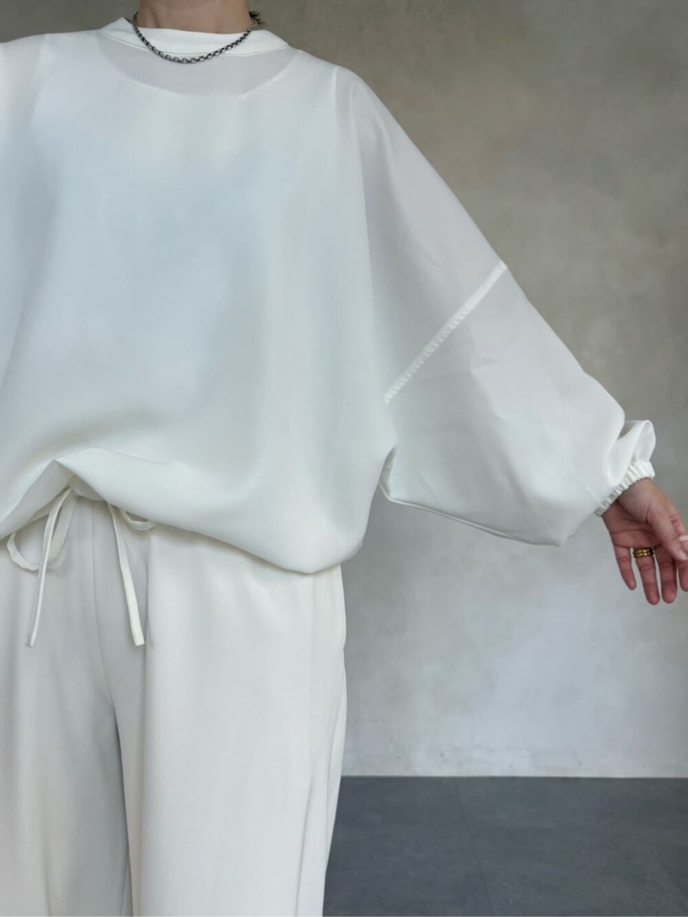 ベージュ系のカーディガン/ボレロ、ホワイト系のその他パンツ、ホワイト系のシャツ/ブラウスを着用したレディースの冬コーディネートの10枚目の写真