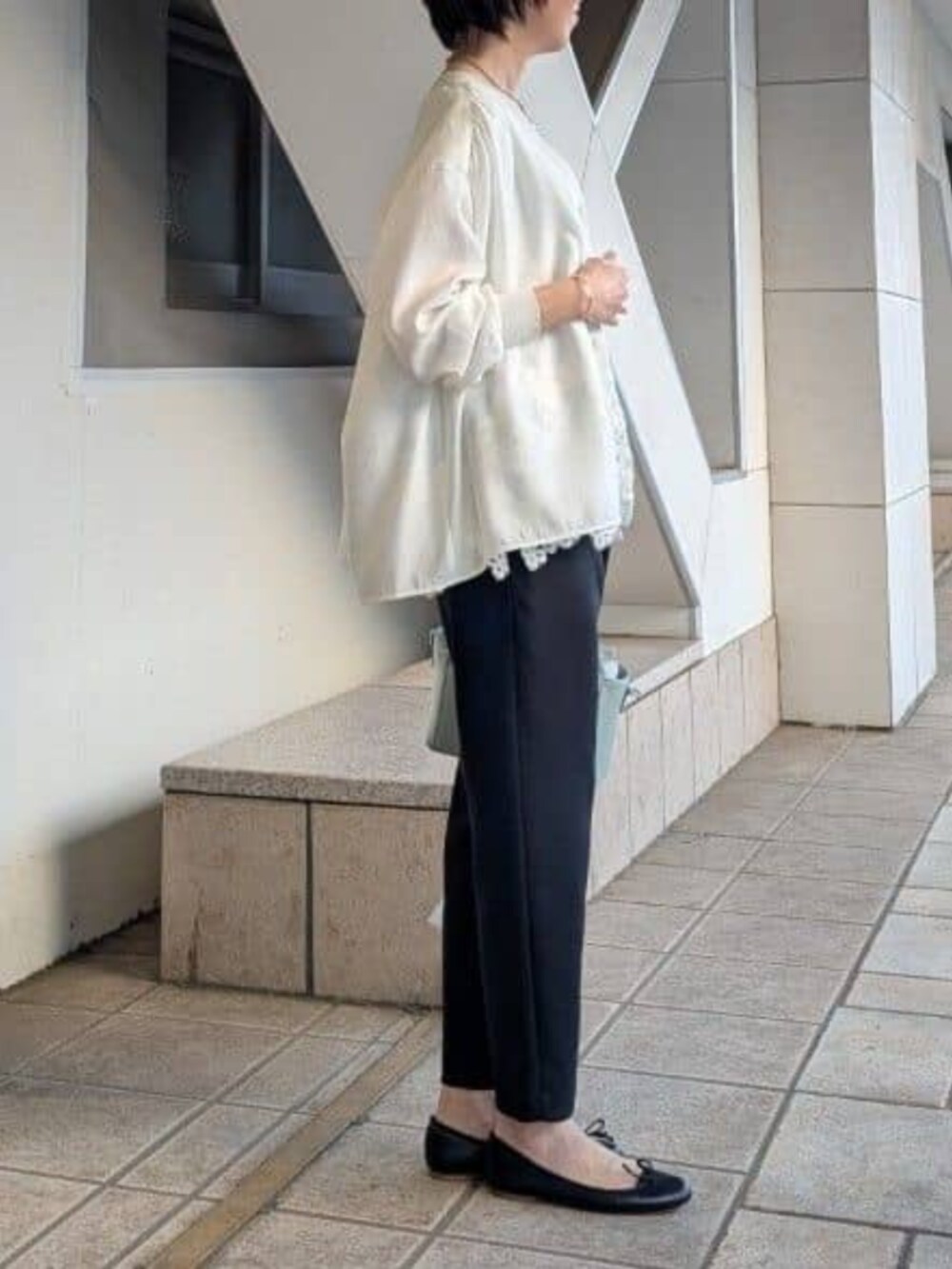 ホワイト系のシャツ/ブラウス、ホワイト系のTシャツ/カットソー、ブラック系のその他パンツを着用したレディースの冬コーディネートの3枚目の写真