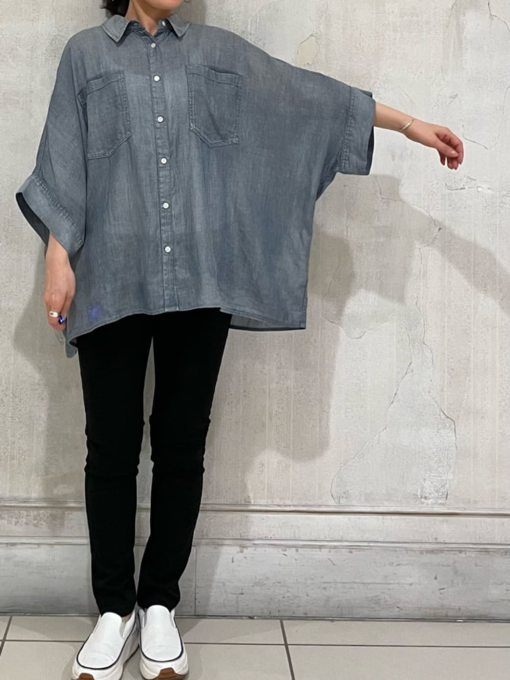 ブラック系のその他パンツ、ブルー系のシャツ/ブラウスを着用したレディースの春コーディネートの7枚目の写真