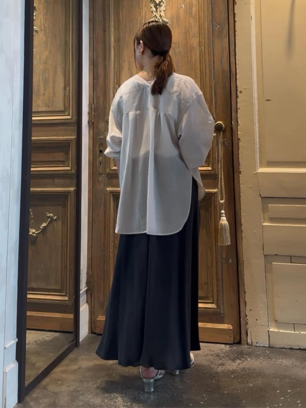 ブラック系のスカート、グレー系のシャツ/ブラウスを着用したレディースの冬コーディネートの3枚目の写真