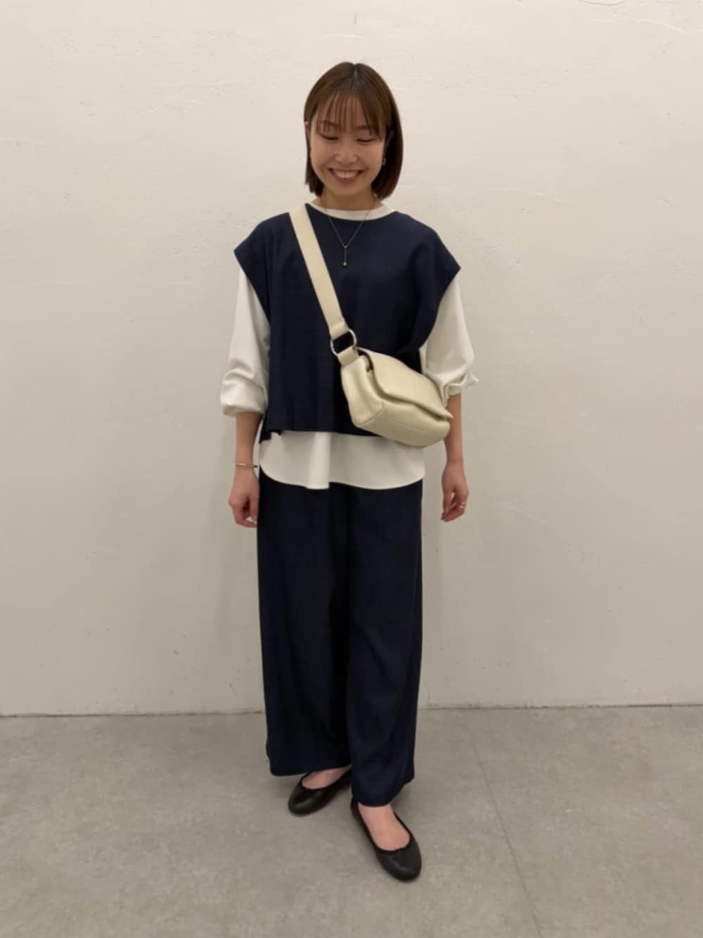 ブルー系のシャツ/ブラウス、ブルー系のその他パンツ、ホワイト系のシャツ/ブラウスを着用したレディースの春コーディネートの2枚目の写真