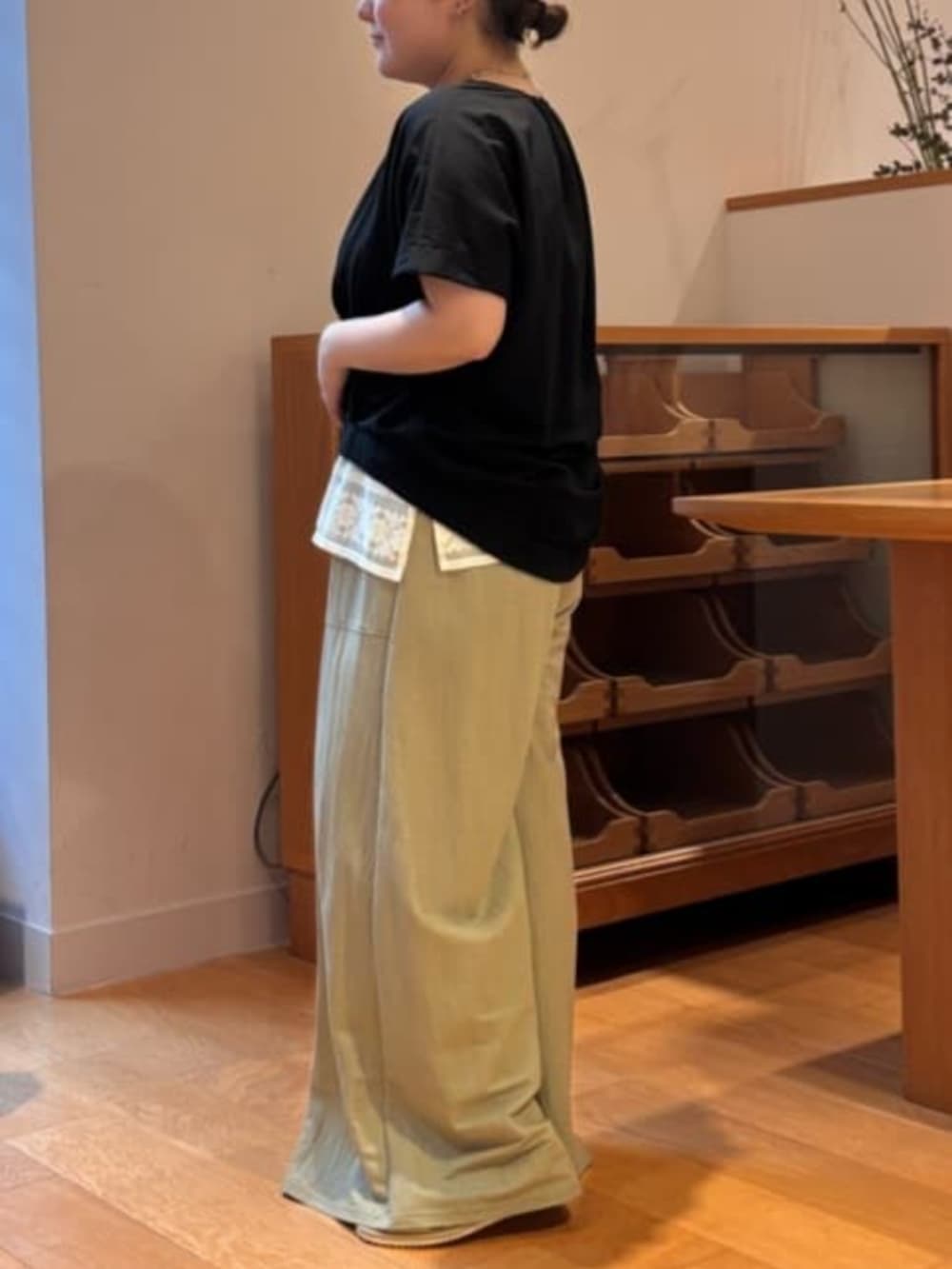 グリーン系のその他パンツ、ホワイト系のシャツ/ブラウス、ブラック系のベストを着用したレディースの春コーディネートの3枚目の写真