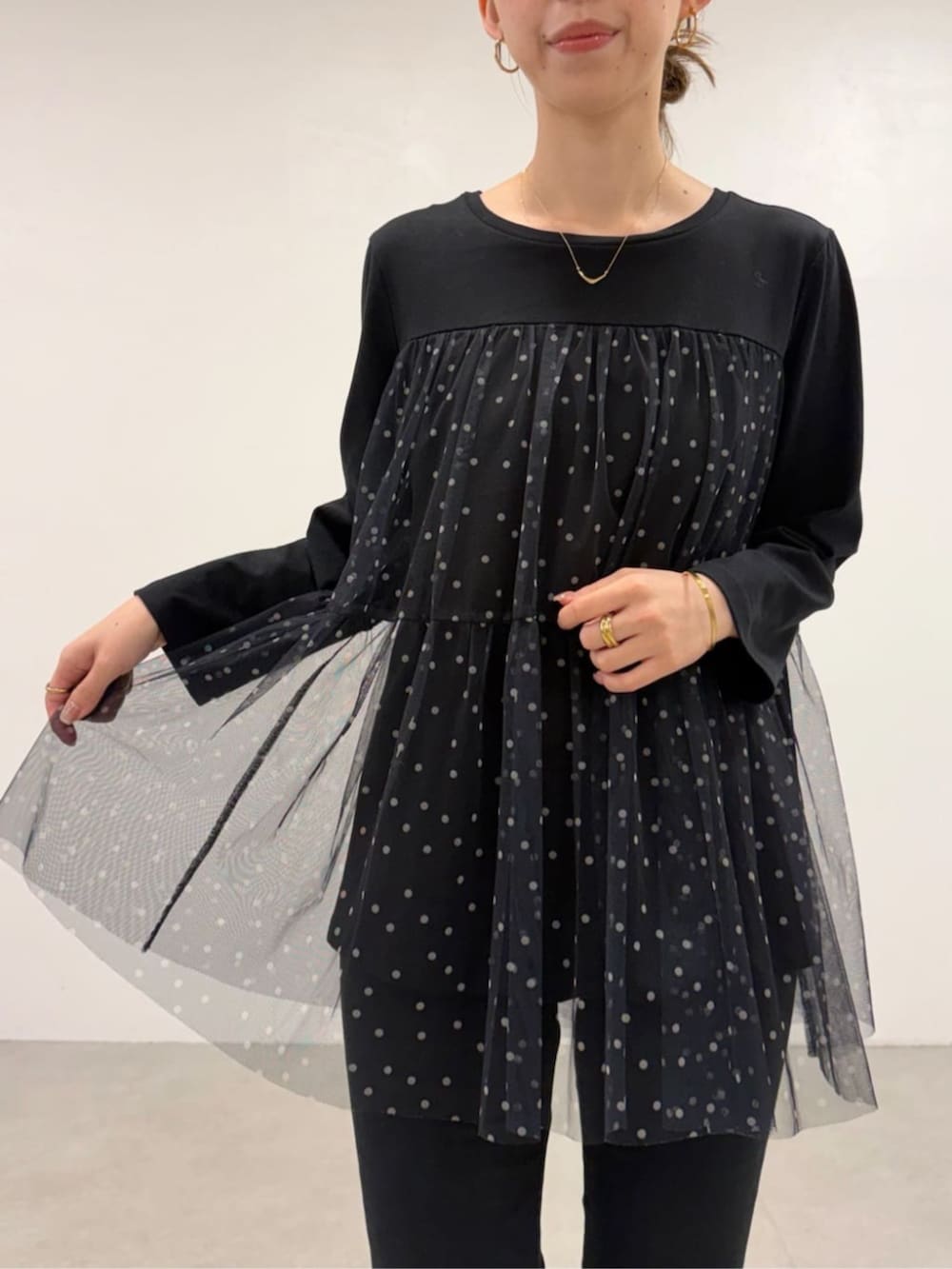 ブラック系のTシャツ/カットソーを着用したレディースの夏コーディネートの8枚目の写真