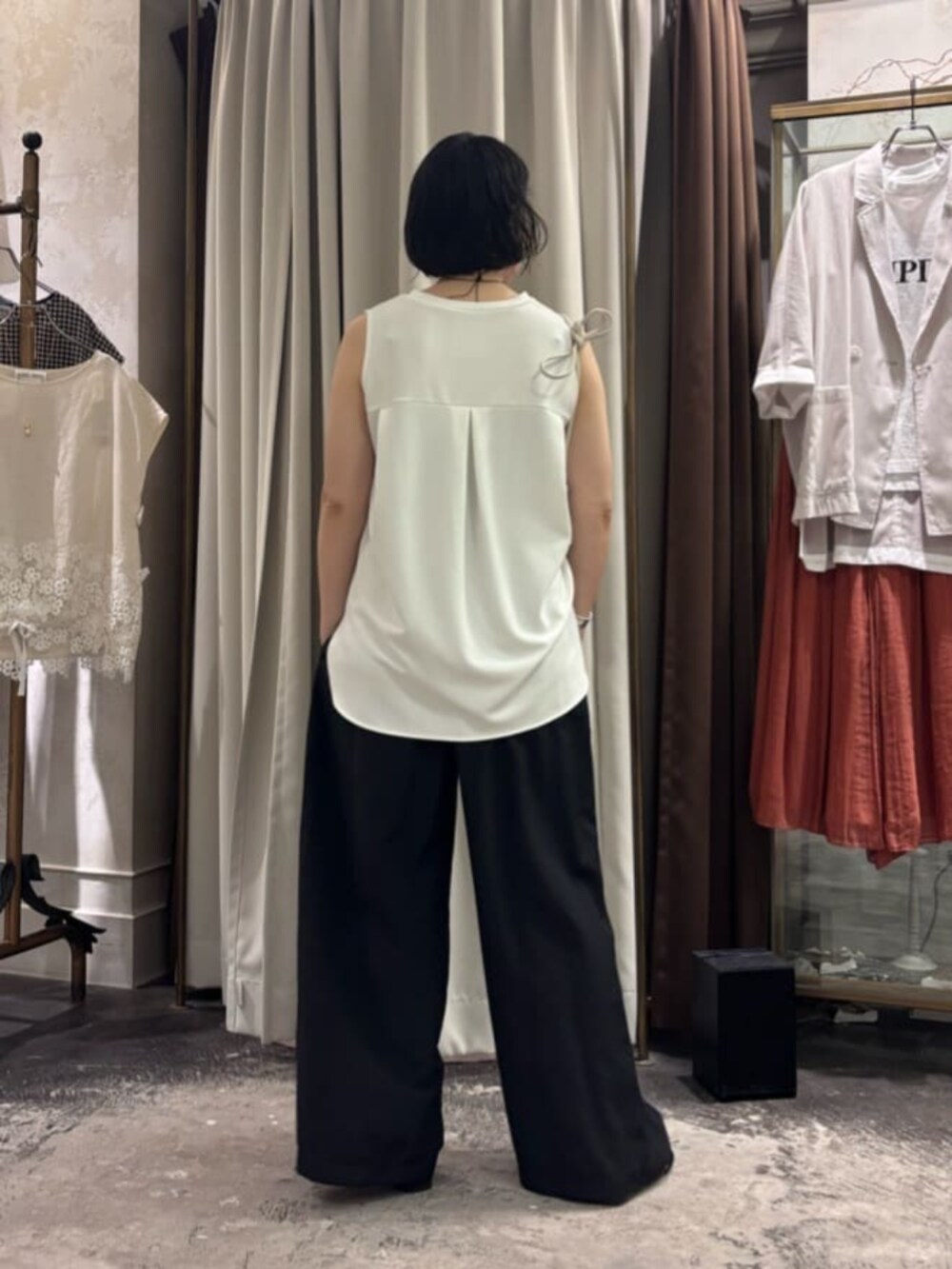 ブラック系のその他パンツ、ホワイト系のキャミソールを着用したレディースの夏コーディネートの5枚目の写真