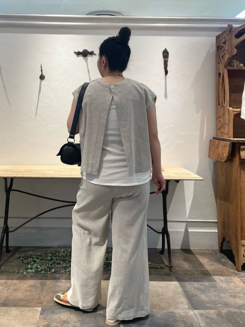 ホワイト系のタンクトップ、ベージュ系のシャツ/ブラウス、ベージュ系のその他パンツを着用したレディースの春コーディネートの5枚目の写真