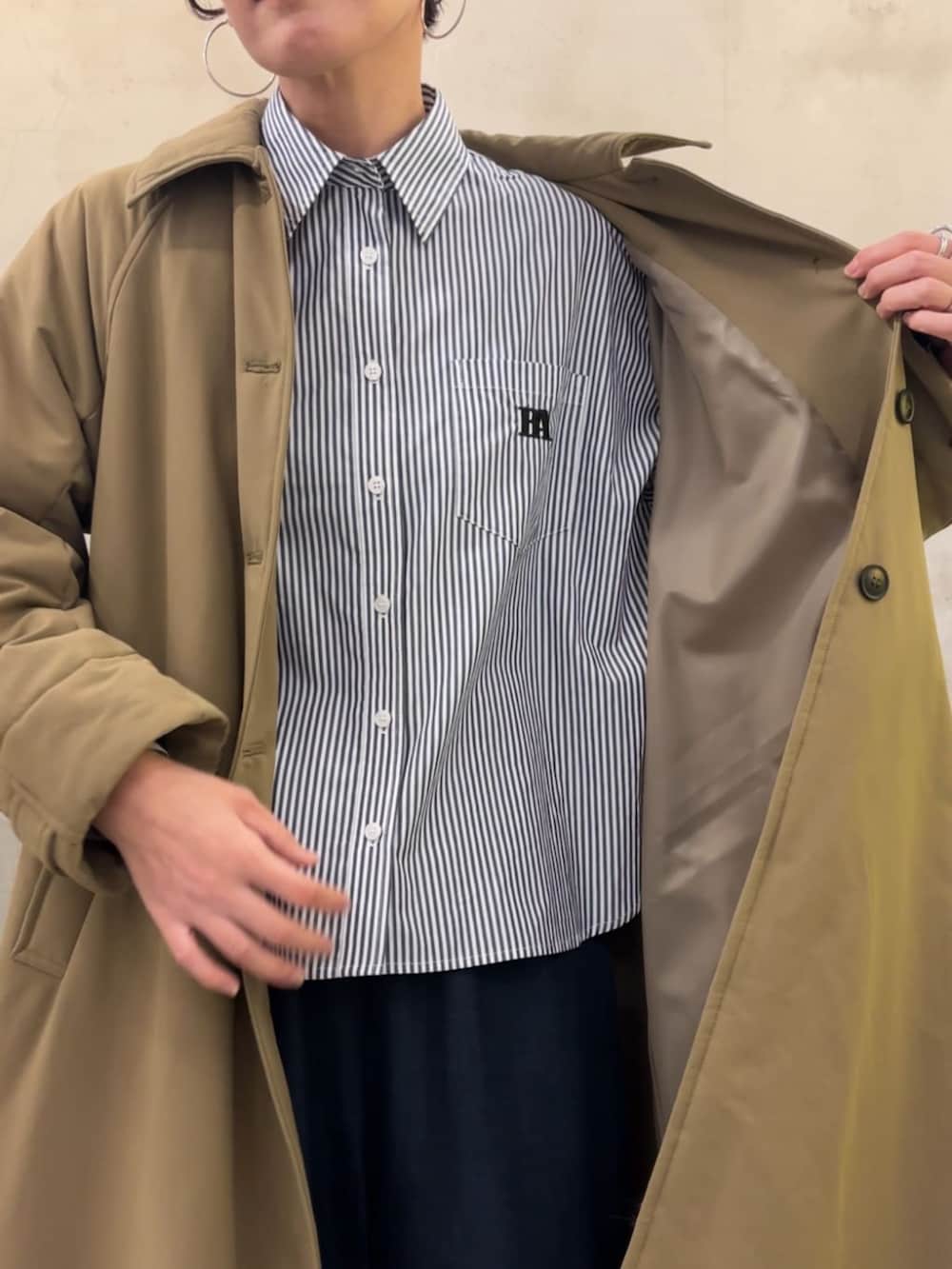 ブルー系のその他パンツ、ブルー系のシャツ/ブラウスを着用したレディースの冬コーディネートの3枚目の写真