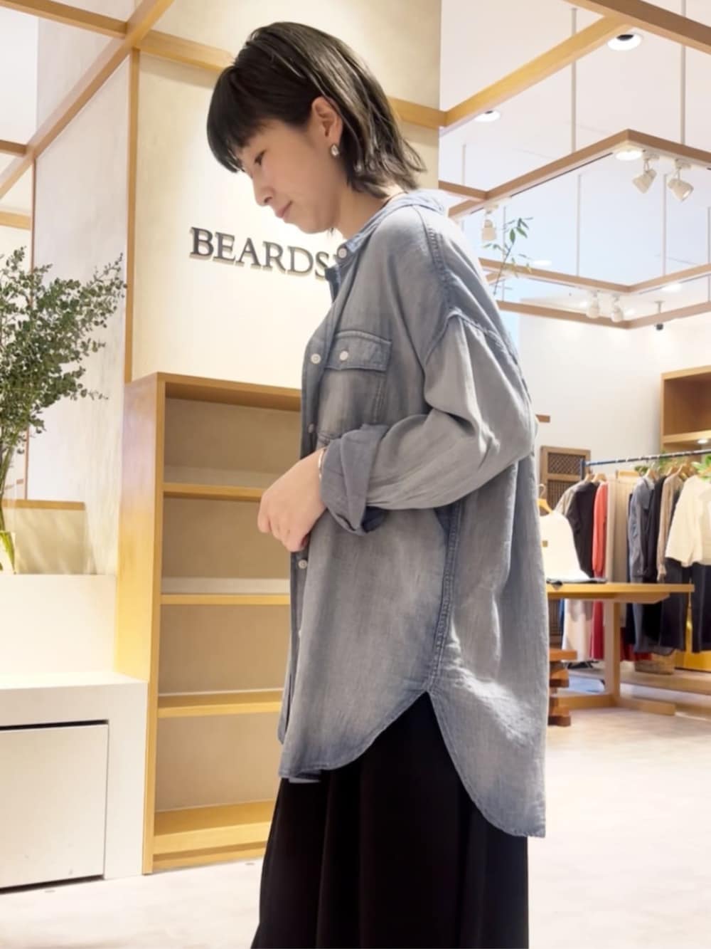 ブルー系のシャツ/ブラウス、ブラック系のワンピースを着用したレディースの春コーディネートの7枚目の写真