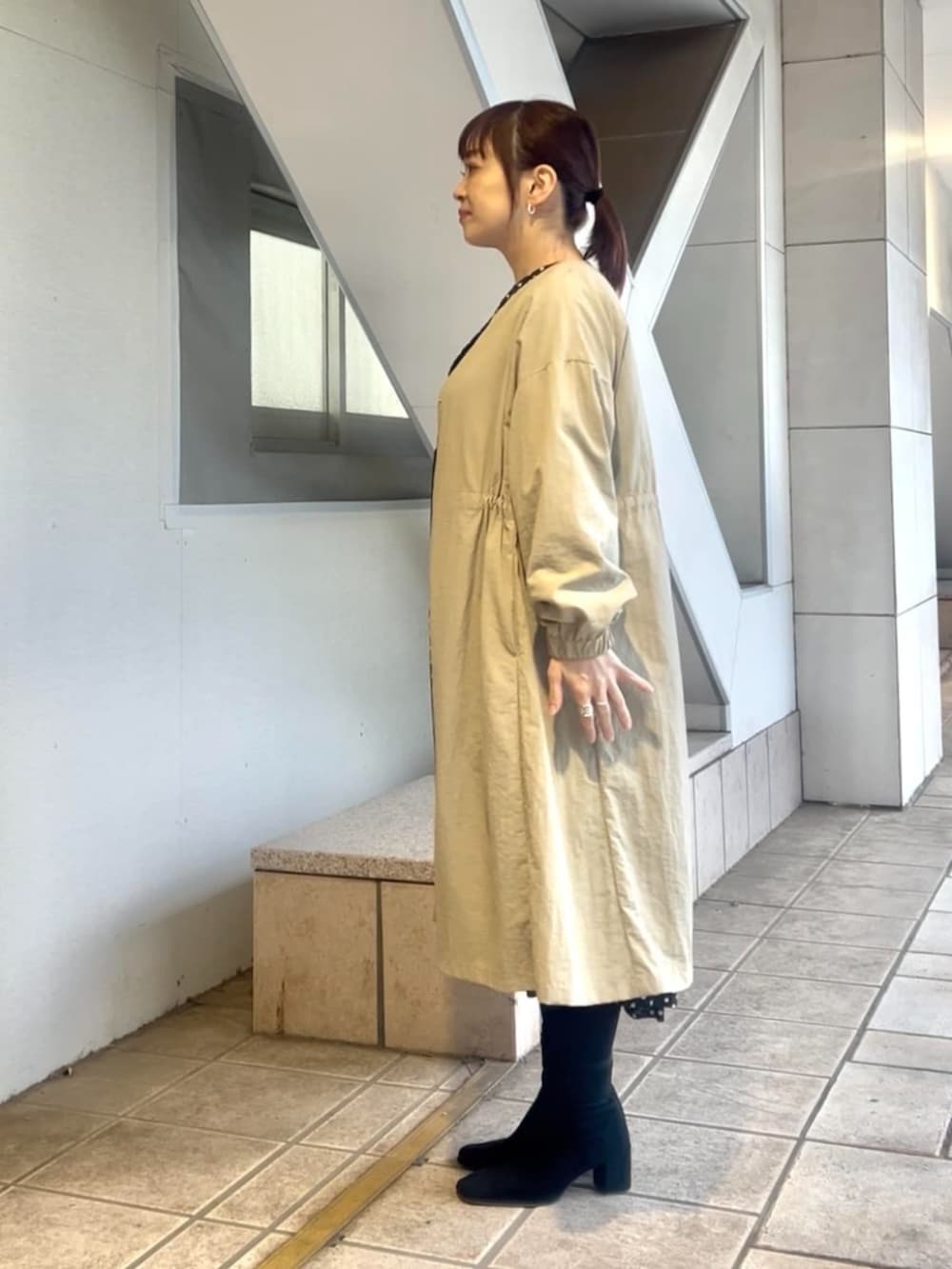 ベージュ系のその他アウター、ブラック系のワンピースを着用したレディースの冬コーディネートの5枚目の写真