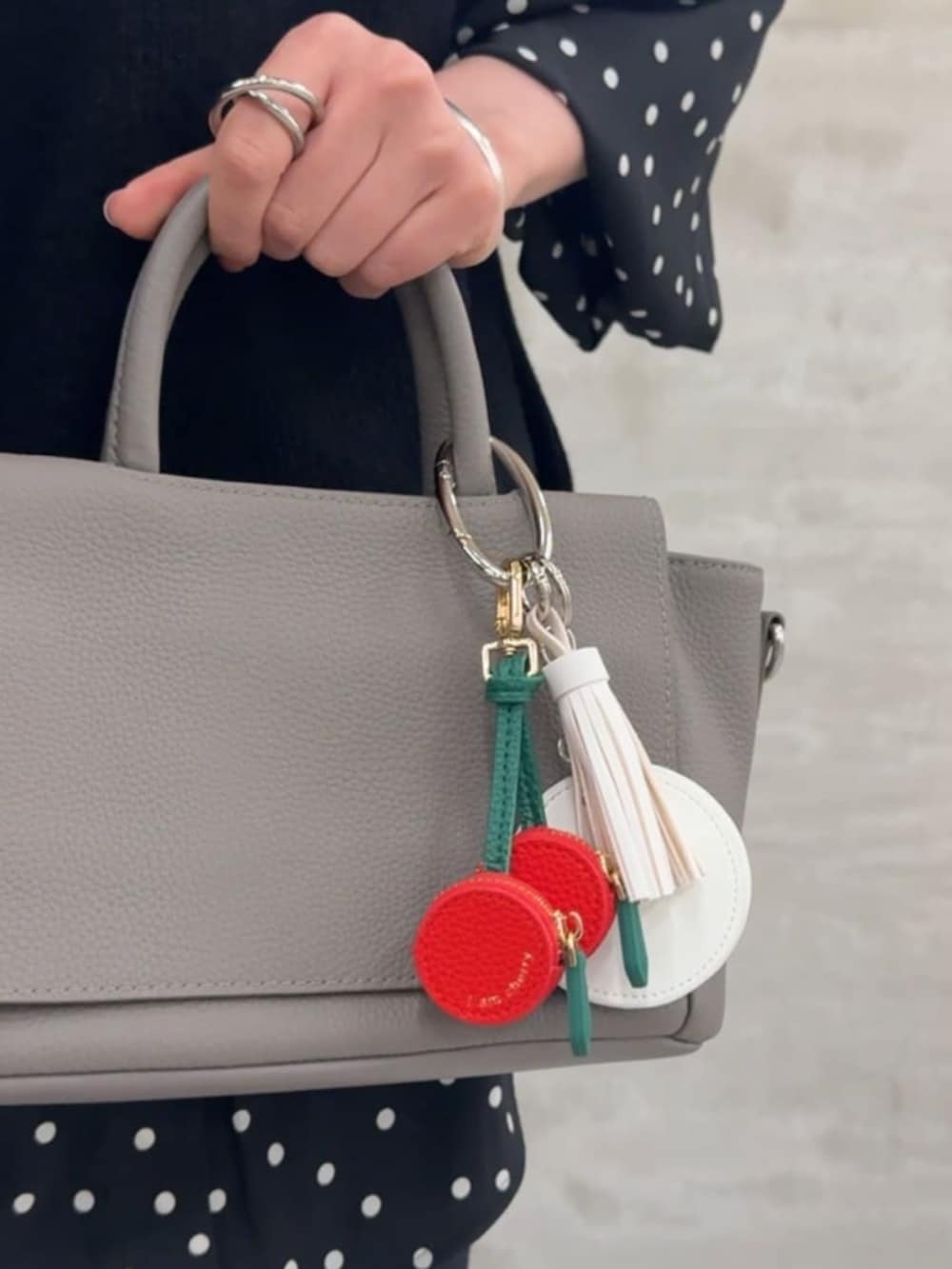 ブラック系のスカート、ブラック系のシャツ/ブラウスを着用したレディースの冬コーディネートの6枚目の写真