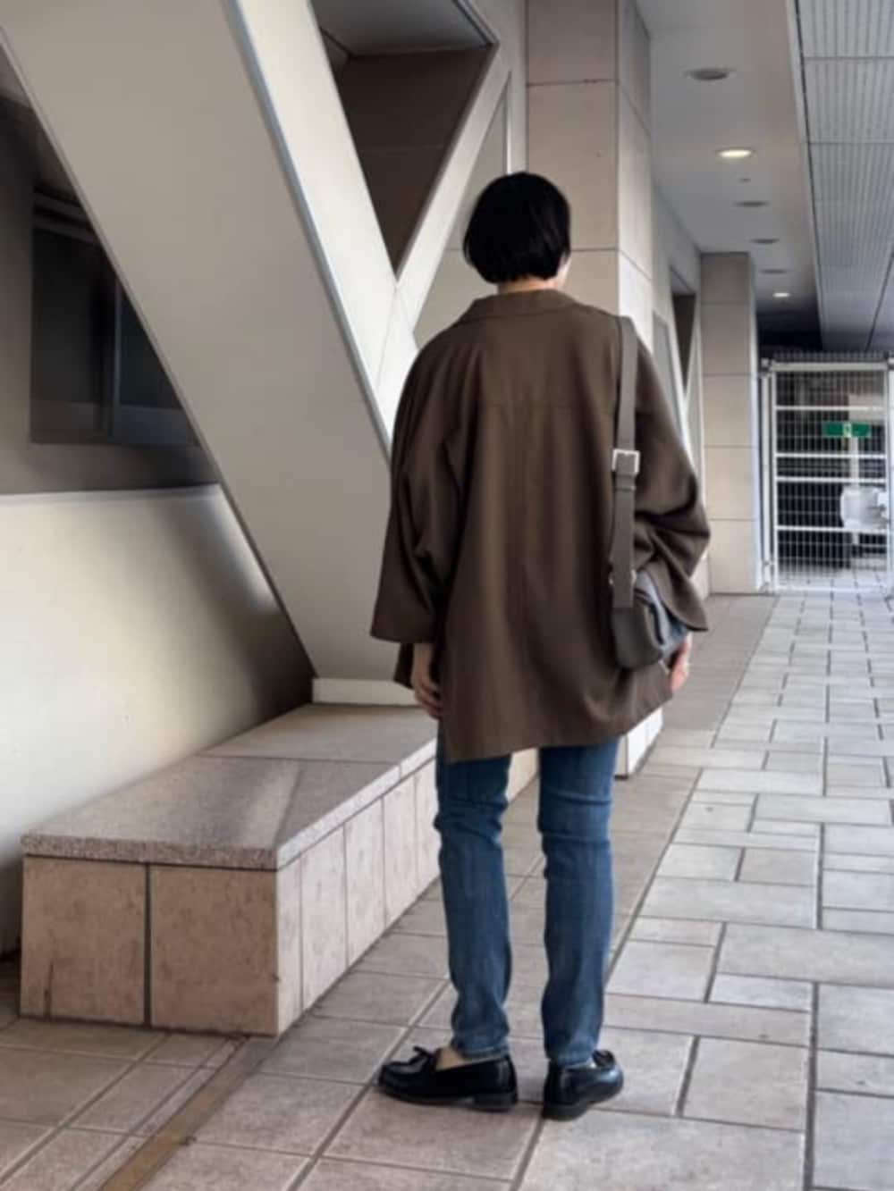 ブルー系のデニムパンツ、ブラウン系のテーラードジャケット、ホワイト系のTシャツ/カットソーを着用したレディースの春コーディネートの4枚目の写真