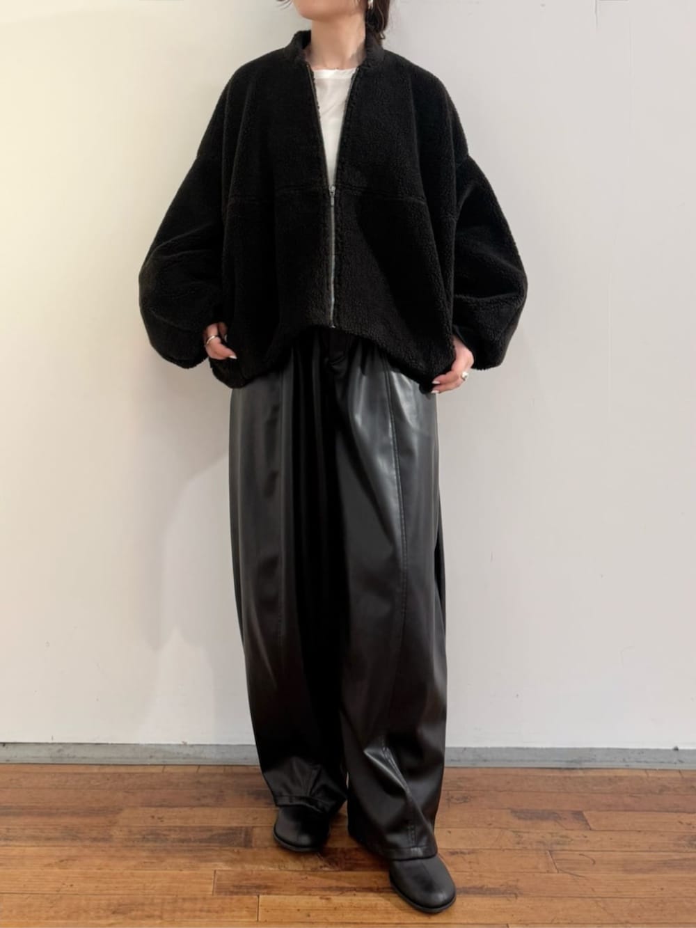 ブラック系のその他パンツ、ブラック系のその他アウターを着用したレディースの秋コーディネートの2枚目の写真