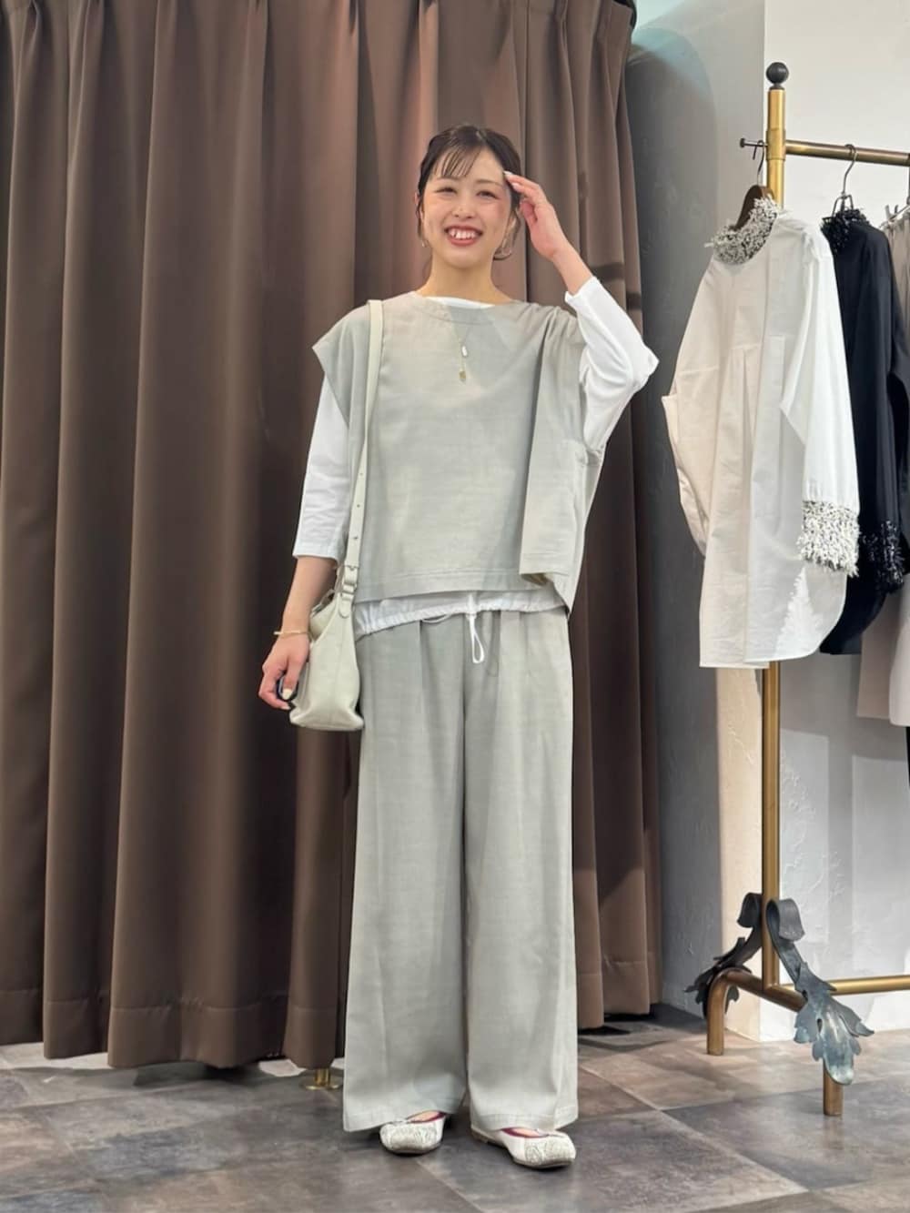 グレー系のシャツ/ブラウス、ホワイト系のトートバッグ、ホワイト系のシャツ/ブラウスを着用したレディースの春コーディネートの2枚目の写真