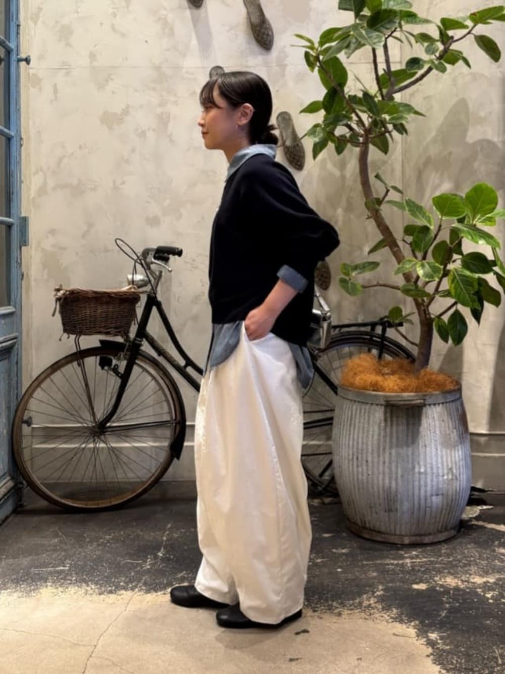 ブルー系のシャツ/ブラウス、ホワイト系のその他パンツ、ブルー系のニット/セーターを着用したレディースの夏コーディネートの5枚目の写真
