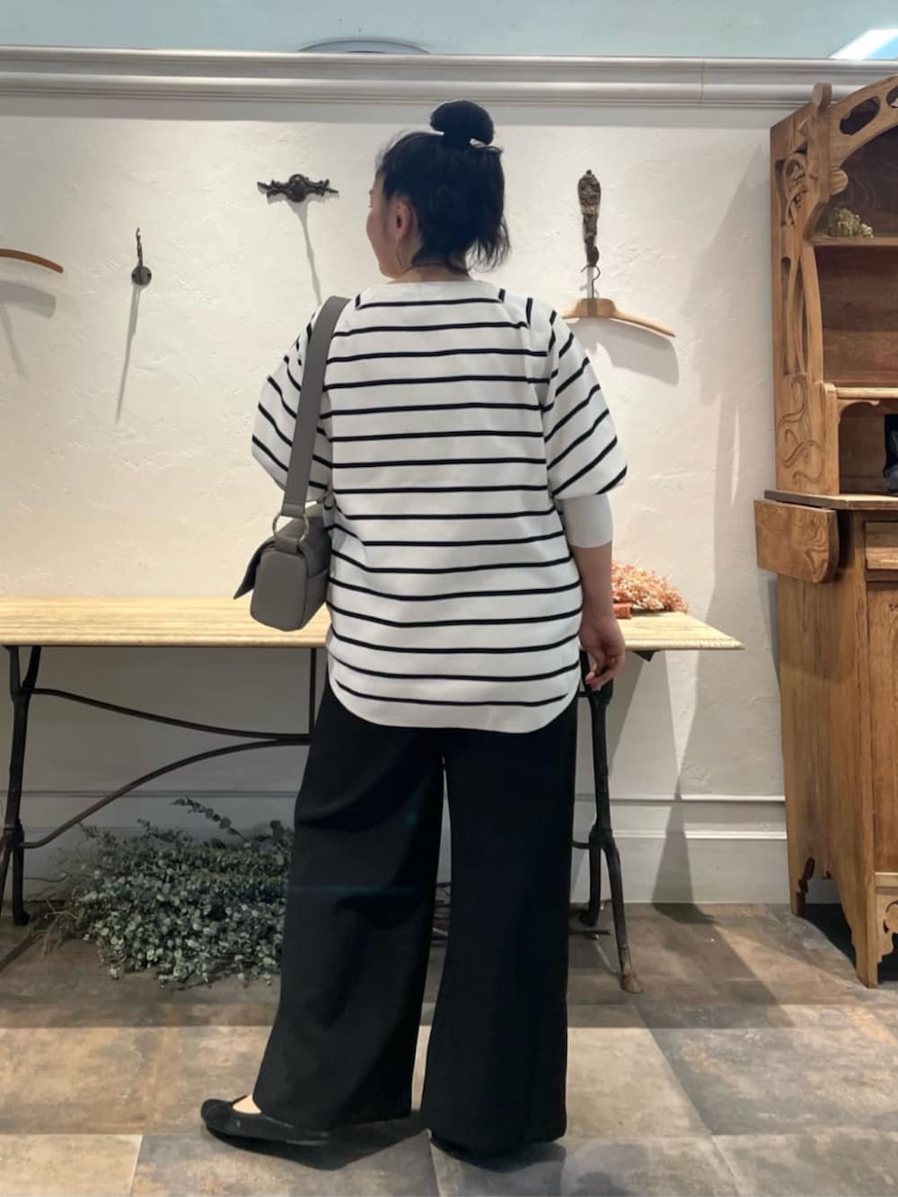 ブラック系のその他パンツ、グレー系のショルダーバッグ、ホワイト系のニット/セーターを着用したレディースの冬コーディネートの4枚目の写真