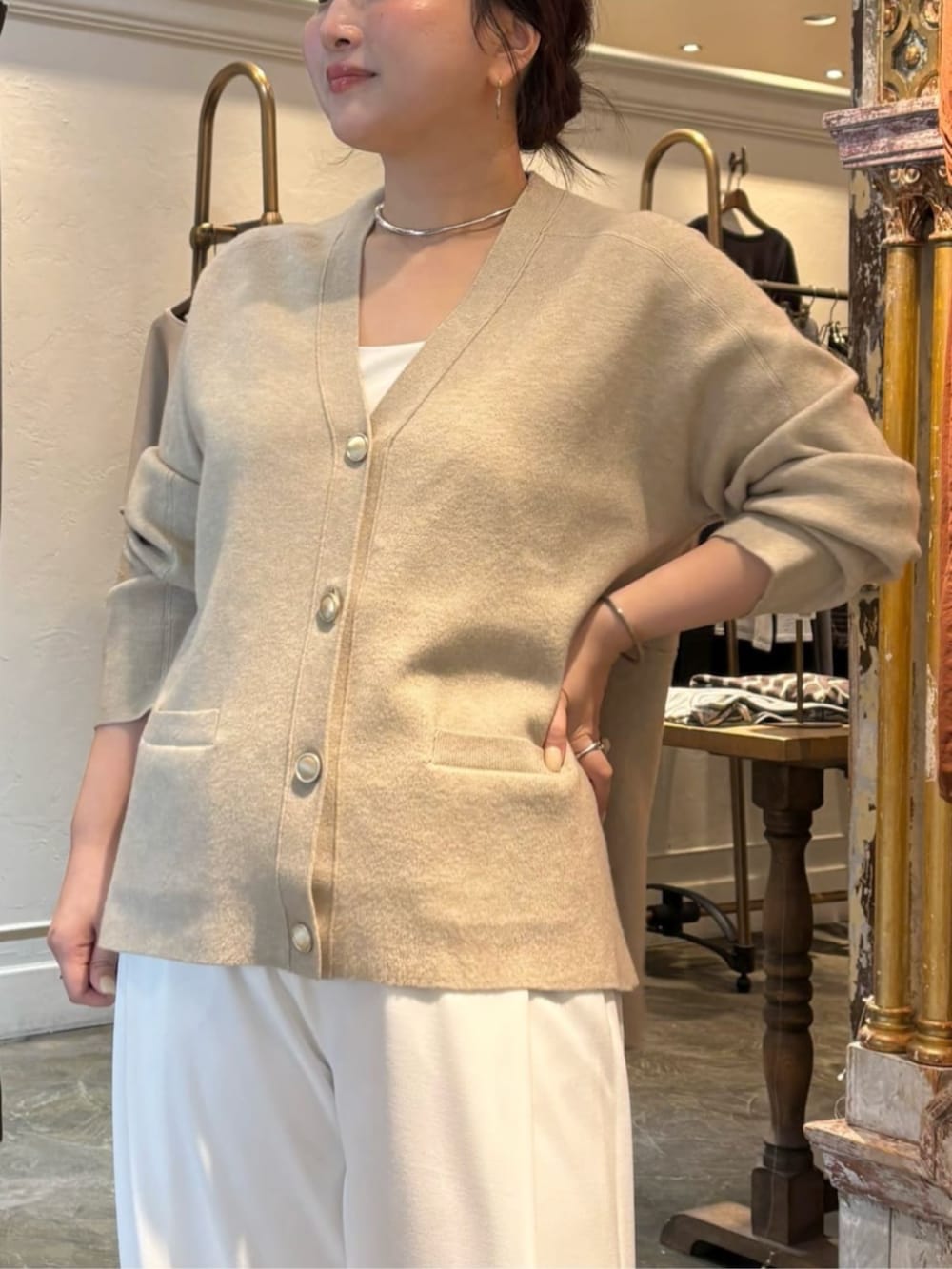 ホワイト系のその他パンツ、ベージュ系のニット/セーターを着用したレディースの秋コーディネートの3枚目の写真