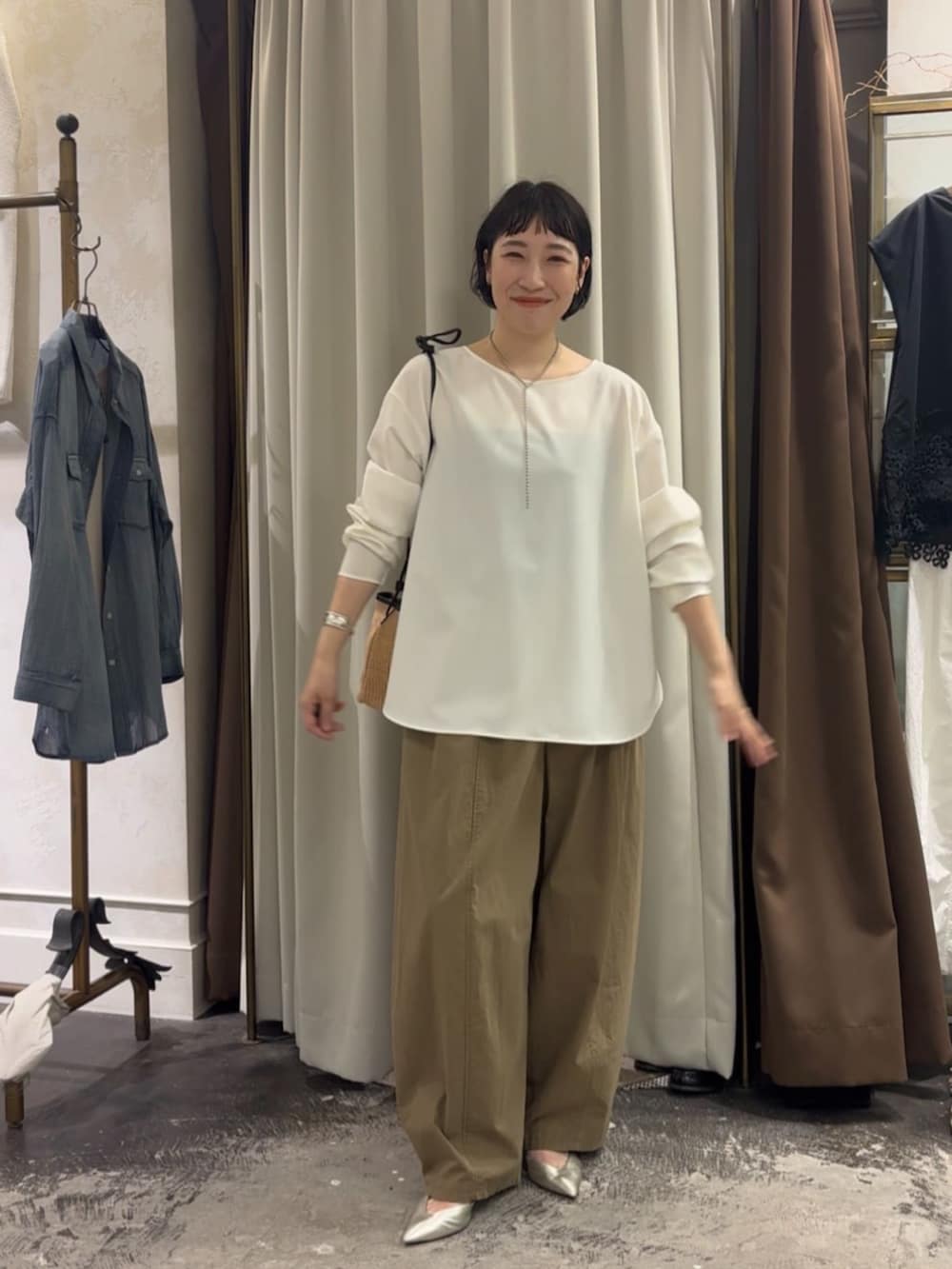 ホワイト系のシャツ/ブラウス、イエロー系のその他パンツを着用したレディースの春コーディネートの2枚目の写真