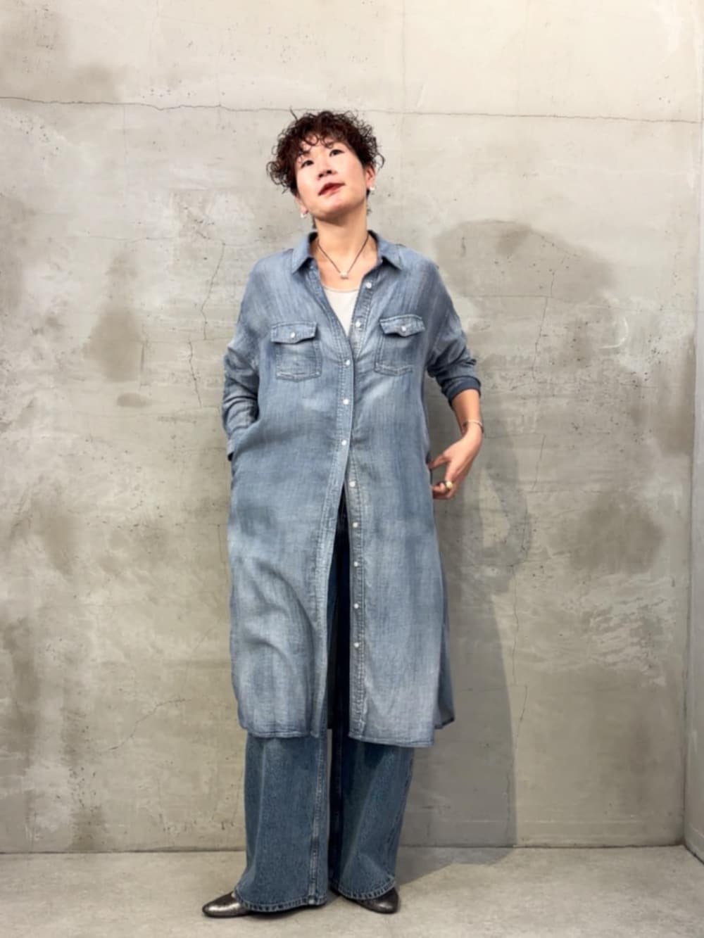 ブラック系のショルダーバッグ、ブルー系のその他パンツ、ブルー系のワンピースを着用したレディースの冬コーディネートの2枚目の写真