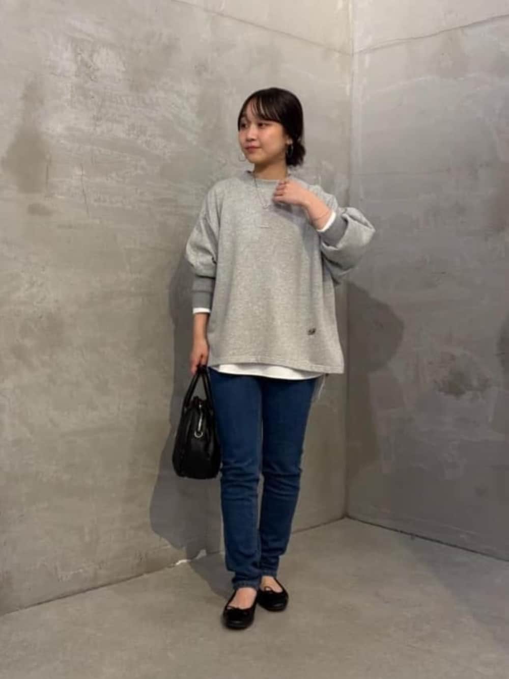 ブルー系のデニムパンツ、グレー系のTシャツ/カットソー、ホワイト系のシャツ/ブラウスを着用したレディースの夏コーディネートの4枚目の写真