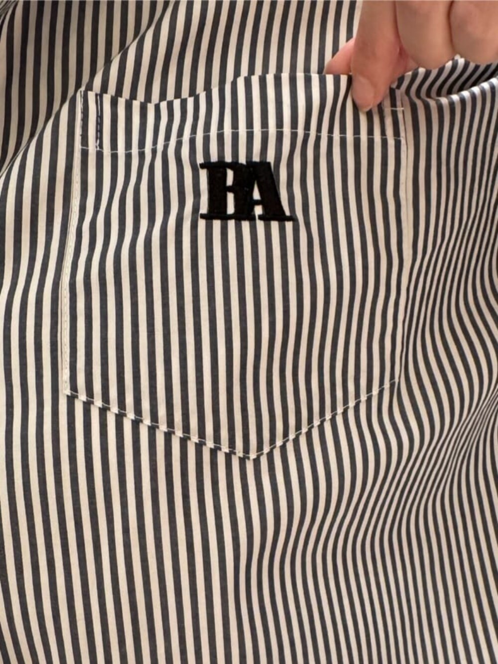 ブラック系のブーツ、ブルー系のシャツ/ブラウスを着用したレディースの冬コーディネートの8枚目の写真