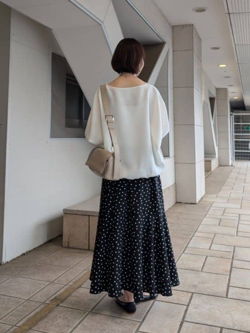 ブラック系のスカート、ホワイト系のシャツ/ブラウス、ホワイト系のシャツ/ブラウスを着用したレディースの春コーディネートの4枚目の写真