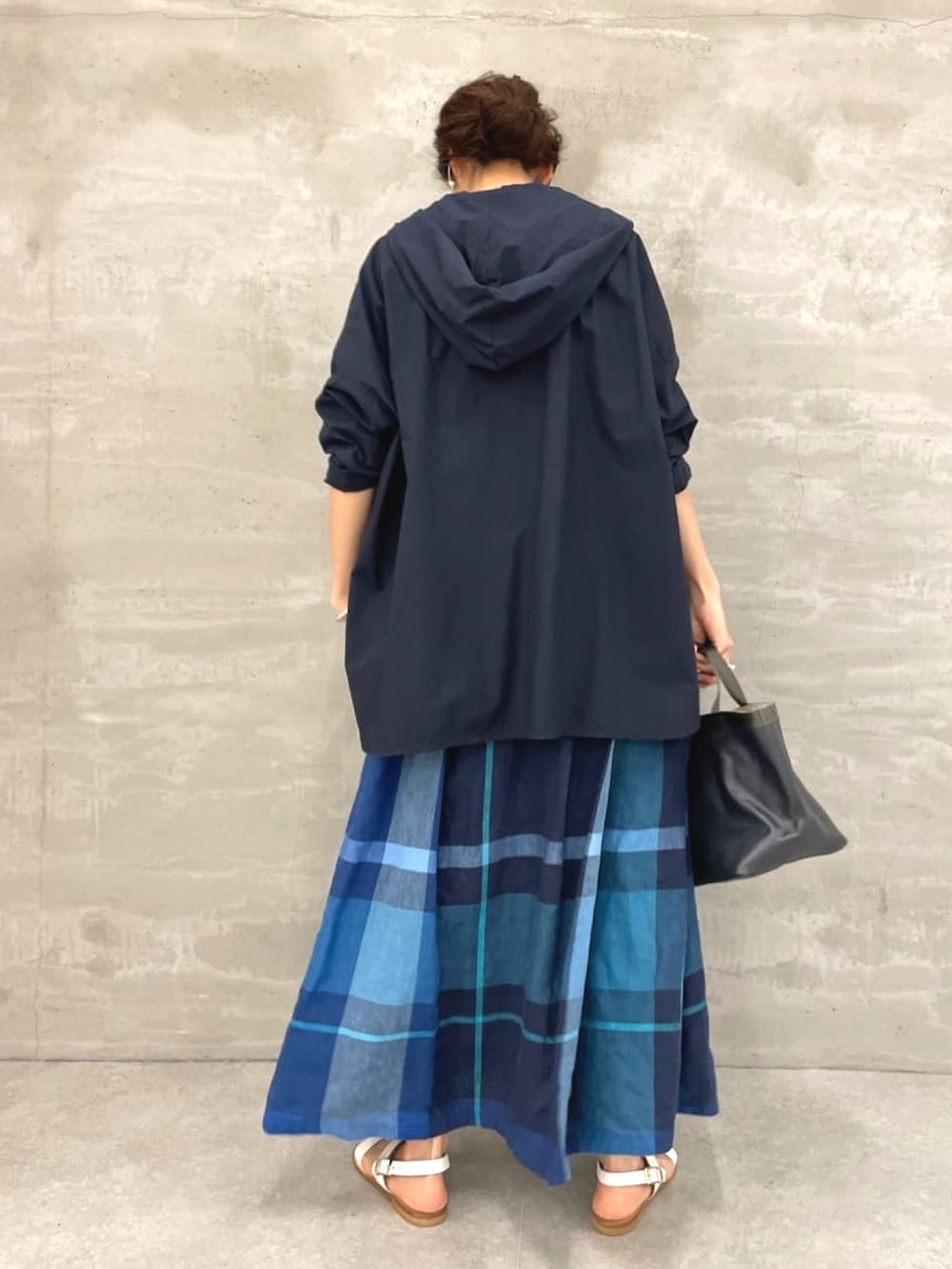 ブルー系のパーカー、ブルー系のスカートを着用したレディースの春コーディネートの3枚目の写真