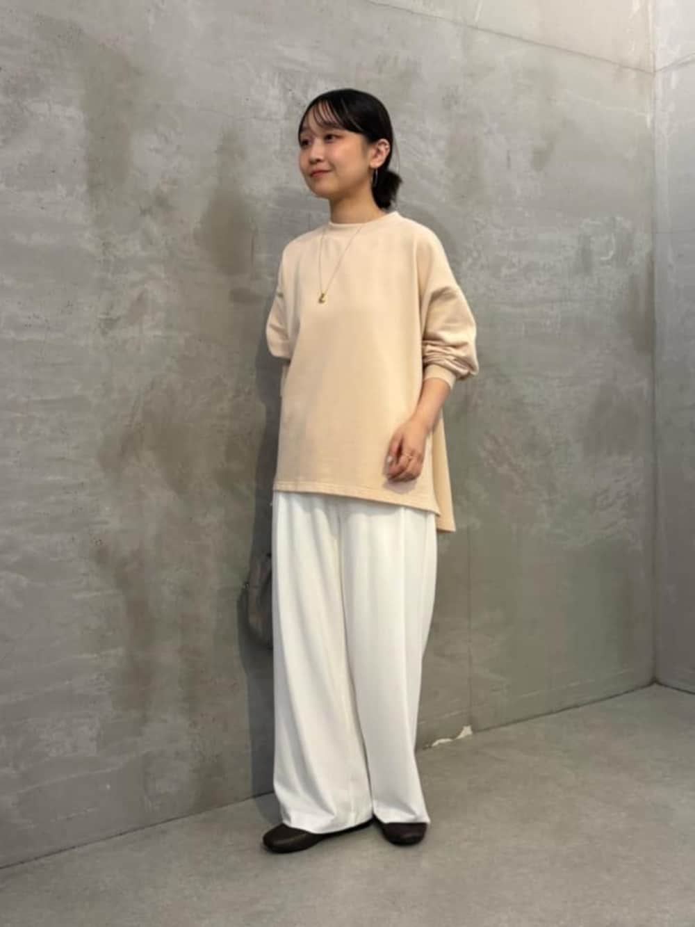 ピンク系のTシャツ/カットソー、ホワイト系のその他パンツを着用したレディースの夏コーディネートの3枚目の写真