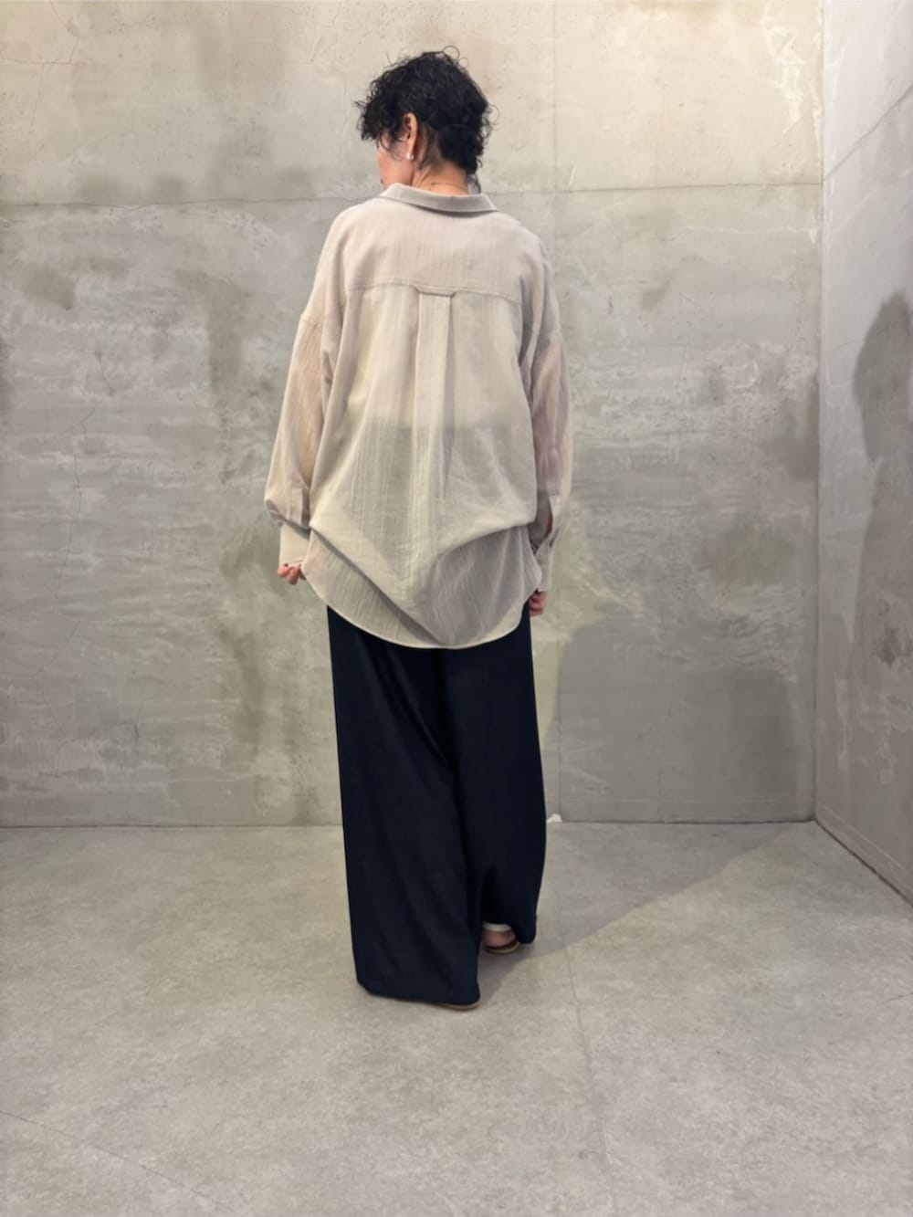 ブルー系のその他パンツ、グレー系のシャツ/ブラウスを着用したレディースの春コーディネートの5枚目の写真