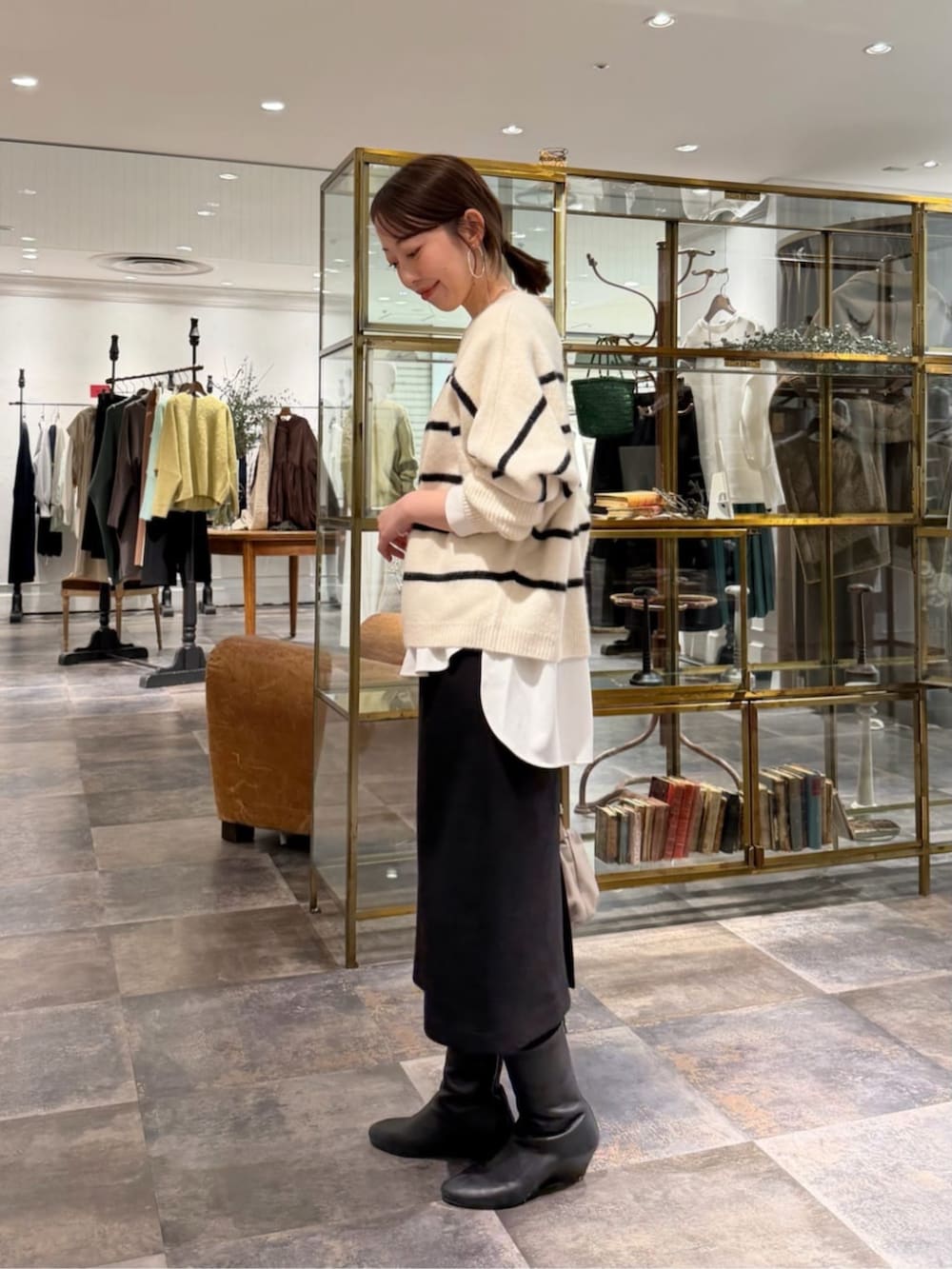 ベージュ系のショルダーバッグ、ホワイト系のシャツ/ブラウス、ブラック系のスカートを着用したレディースの冬コーディネートの3枚目の写真