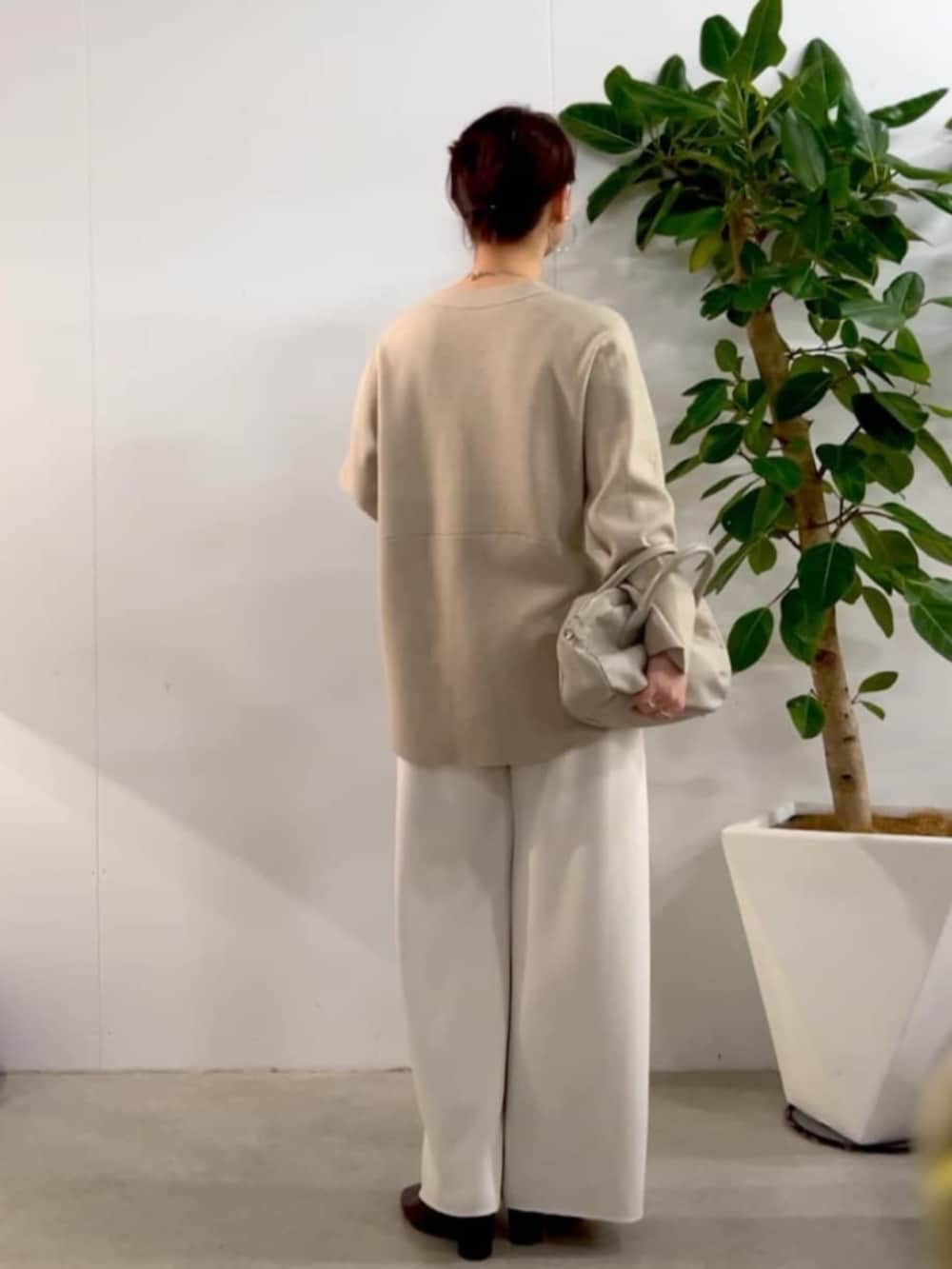 ホワイト系のその他パンツ、ベージュ系のニット/セーターを着用したレディースの秋コーディネートの4枚目の写真