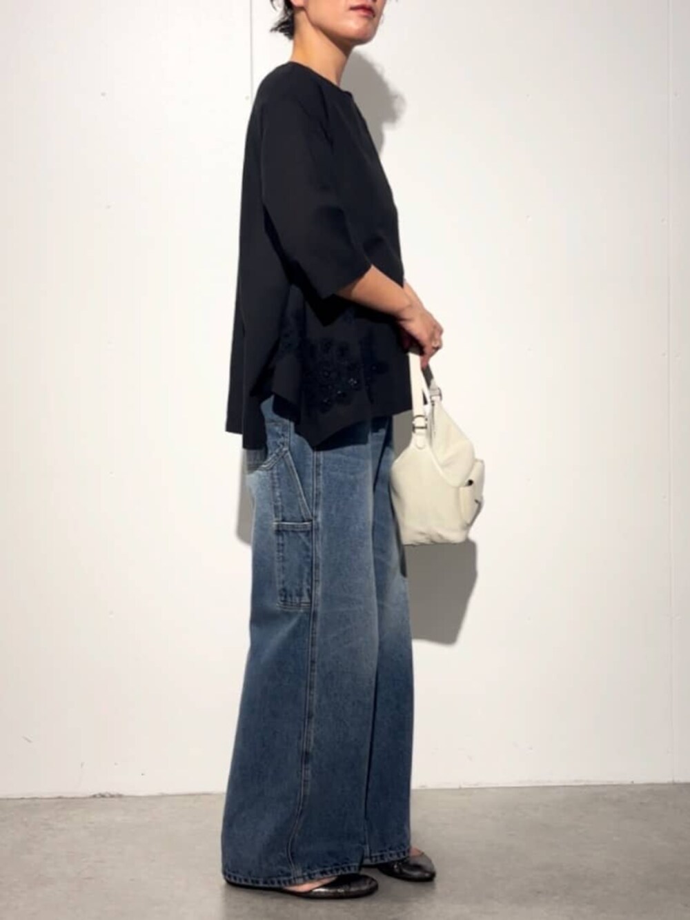ホワイト系のトートバッグ、ブルー系のその他パンツ、ブラック系のシャツ/ブラウスを着用したレディースの春コーディネートの4枚目の写真
