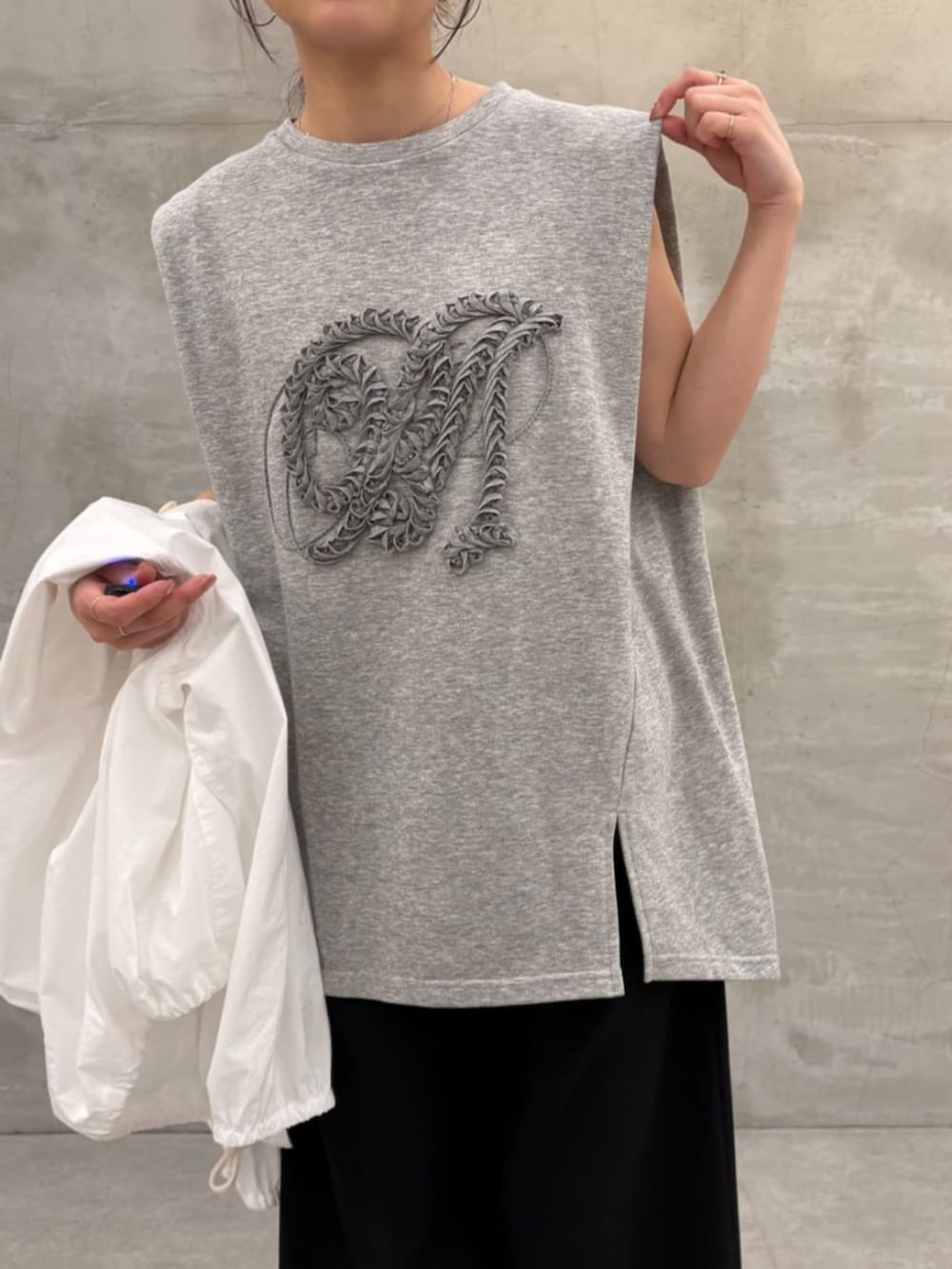 ブラック系のショルダーバッグ、ブラック系のサンダル、ホワイト系のシャツ/ブラウスを着用したレディースの冬コーディネートの8枚目の写真