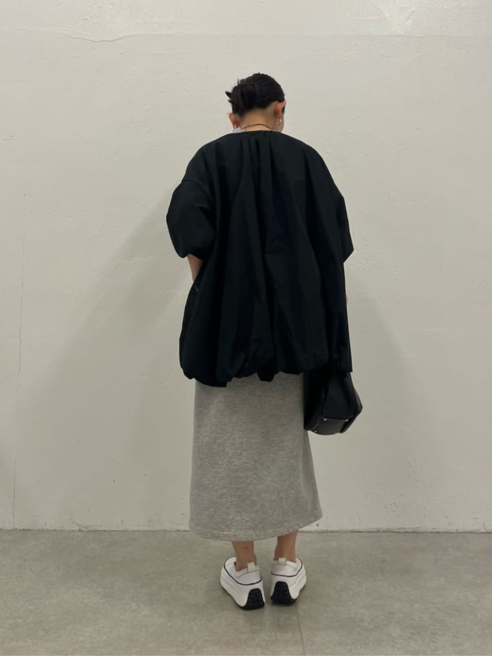 ブラック系のブルゾン、グレー系のワンピースを着用したレディースの冬コーディネートの6枚目の写真