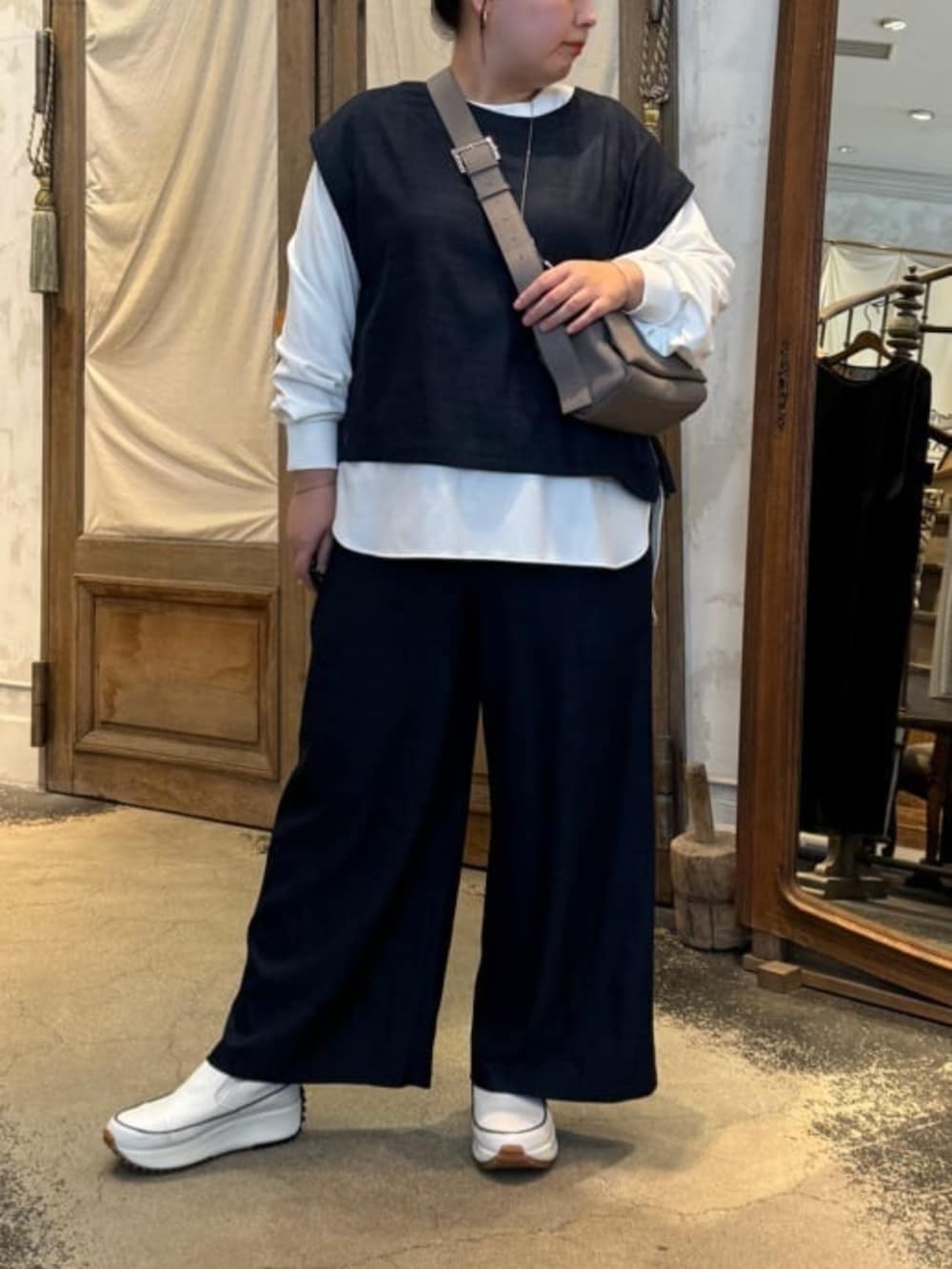 ブルー系のシャツ/ブラウス、ブルー系のその他パンツ、ホワイト系のシャツ/ブラウスを着用したレディースの冬コーディネートの4枚目の写真