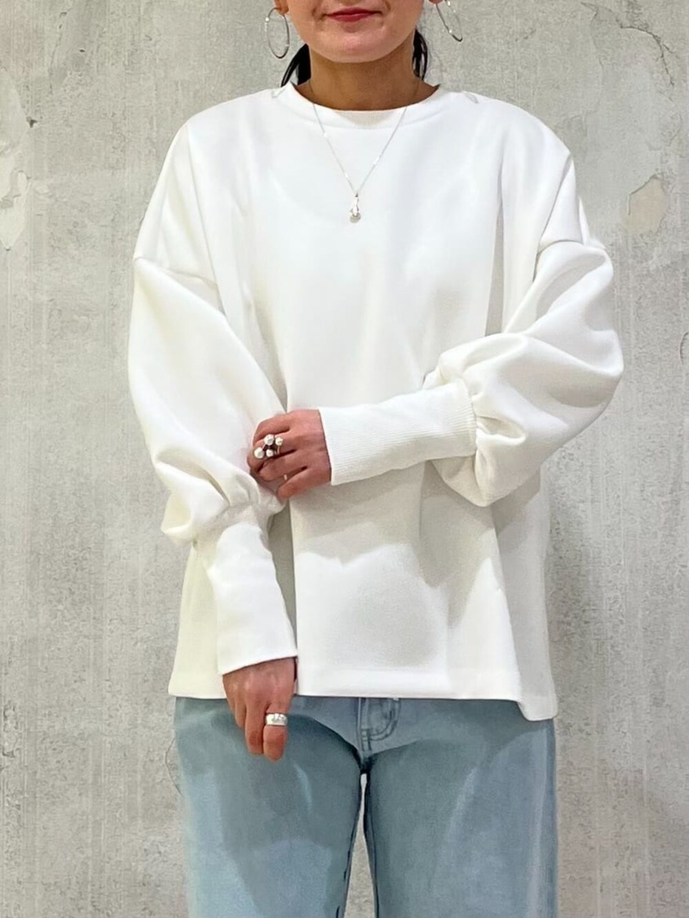 ブラック系のトートバッグ、ブラウン系のポーチを着用したレディースの冬コーディネートの8枚目の写真