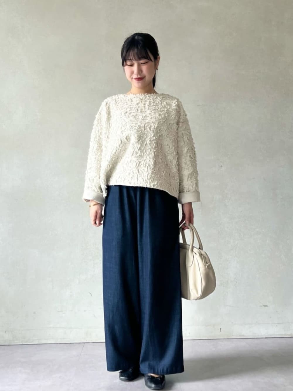ブルー系のその他パンツ、グレー系のボストンバッグ、ホワイト系のシャツ/ブラウスを着用したレディースの夏コーディネートの8枚目の写真