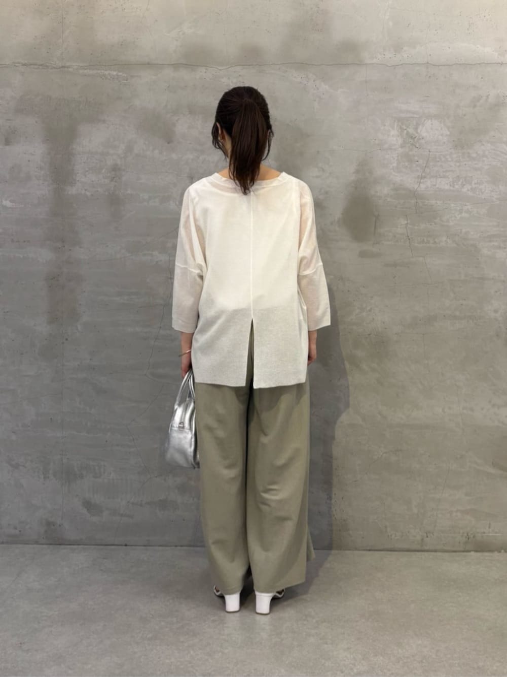 グリーン系のその他パンツ、ホワイト系のカーディガン/ボレロを着用したレディースの春コーディネートの3枚目の写真