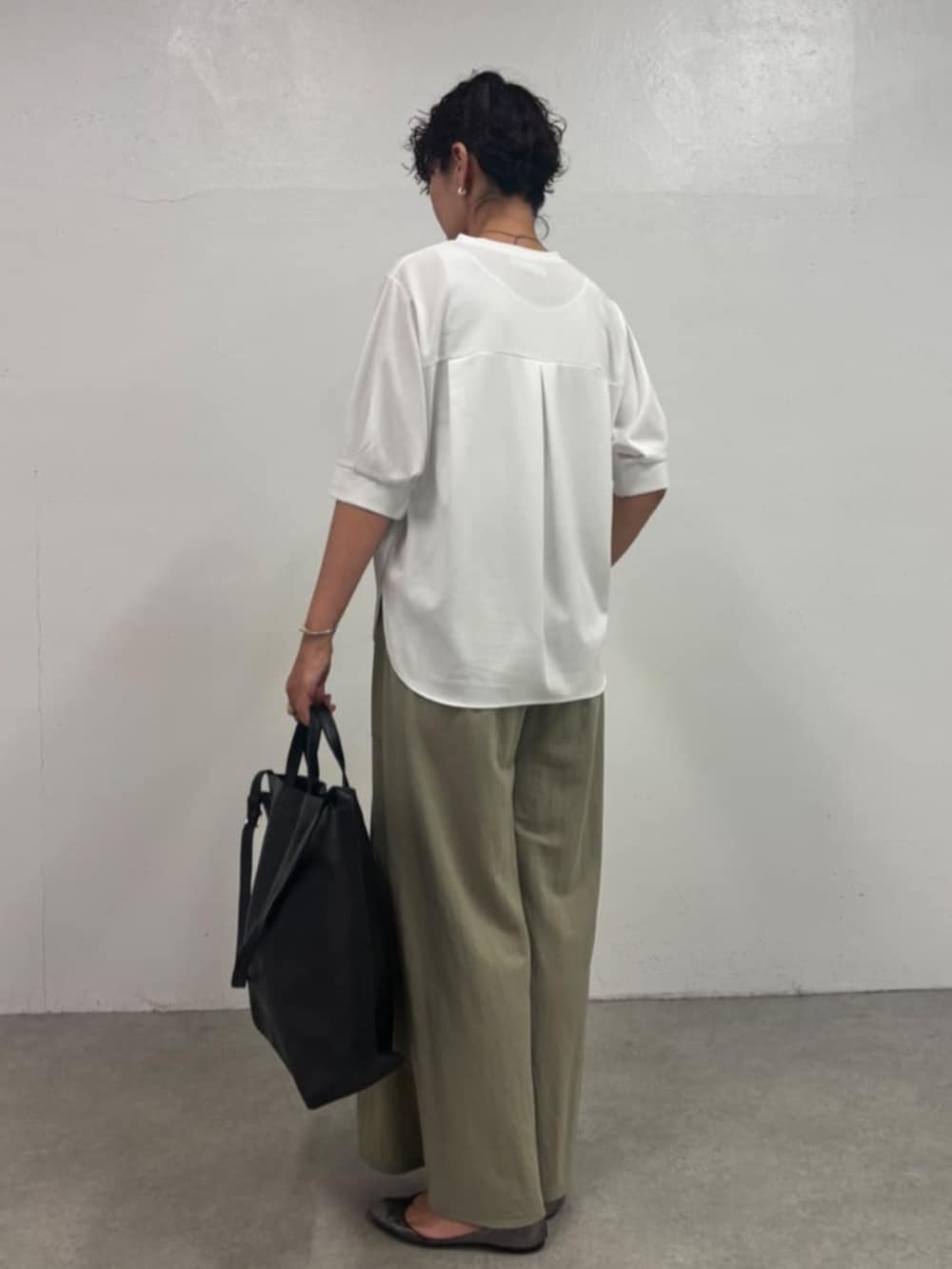 グリーン系のその他パンツ、ホワイト系のTシャツ/カットソーを着用したレディースの夏コーディネートの7枚目の写真