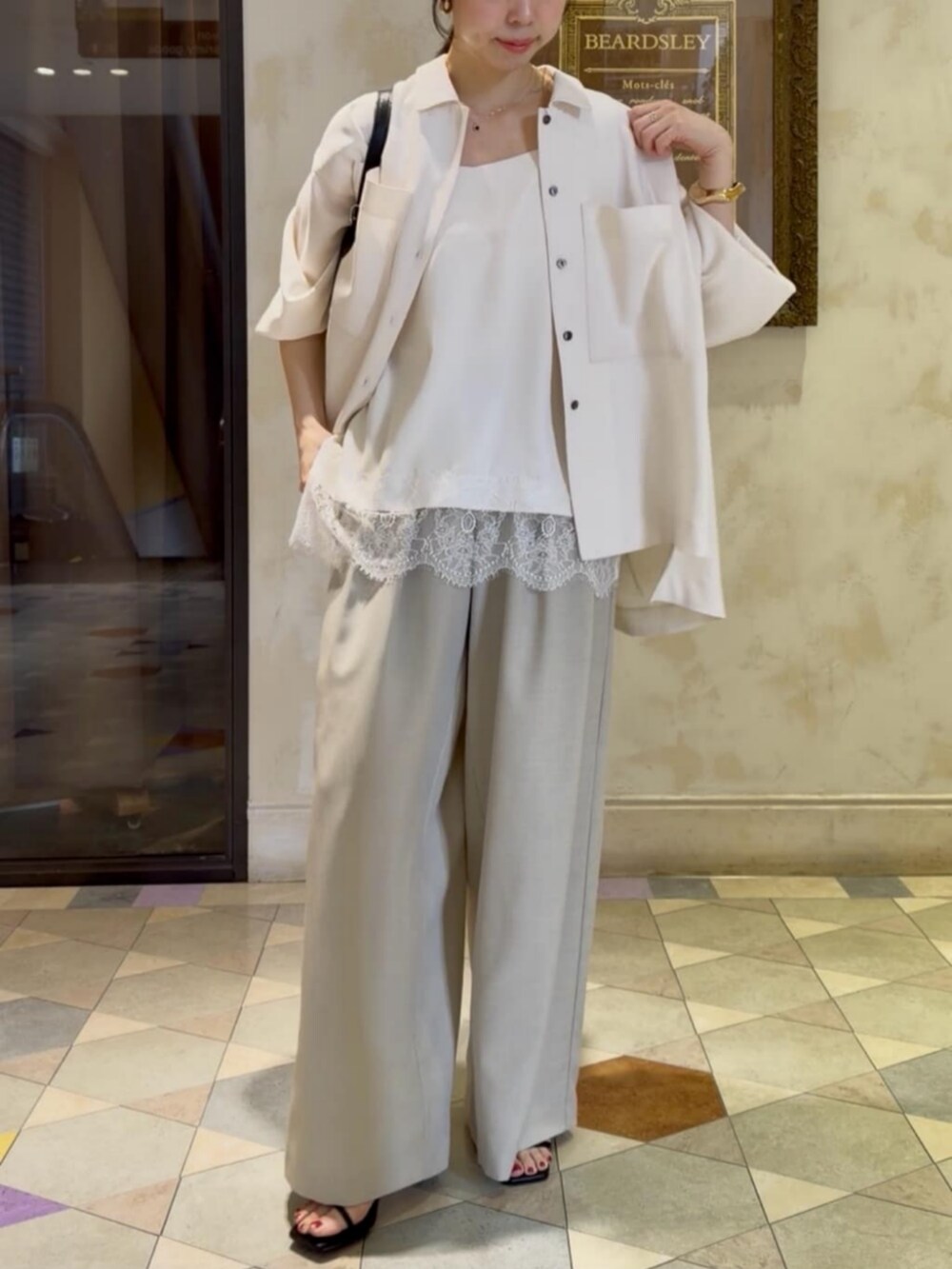 ホワイト系のキャミソール、ベージュ系のその他パンツ、ホワイト系のシャツ/ブラウスを着用したレディースの春コーディネートの2枚目の写真
