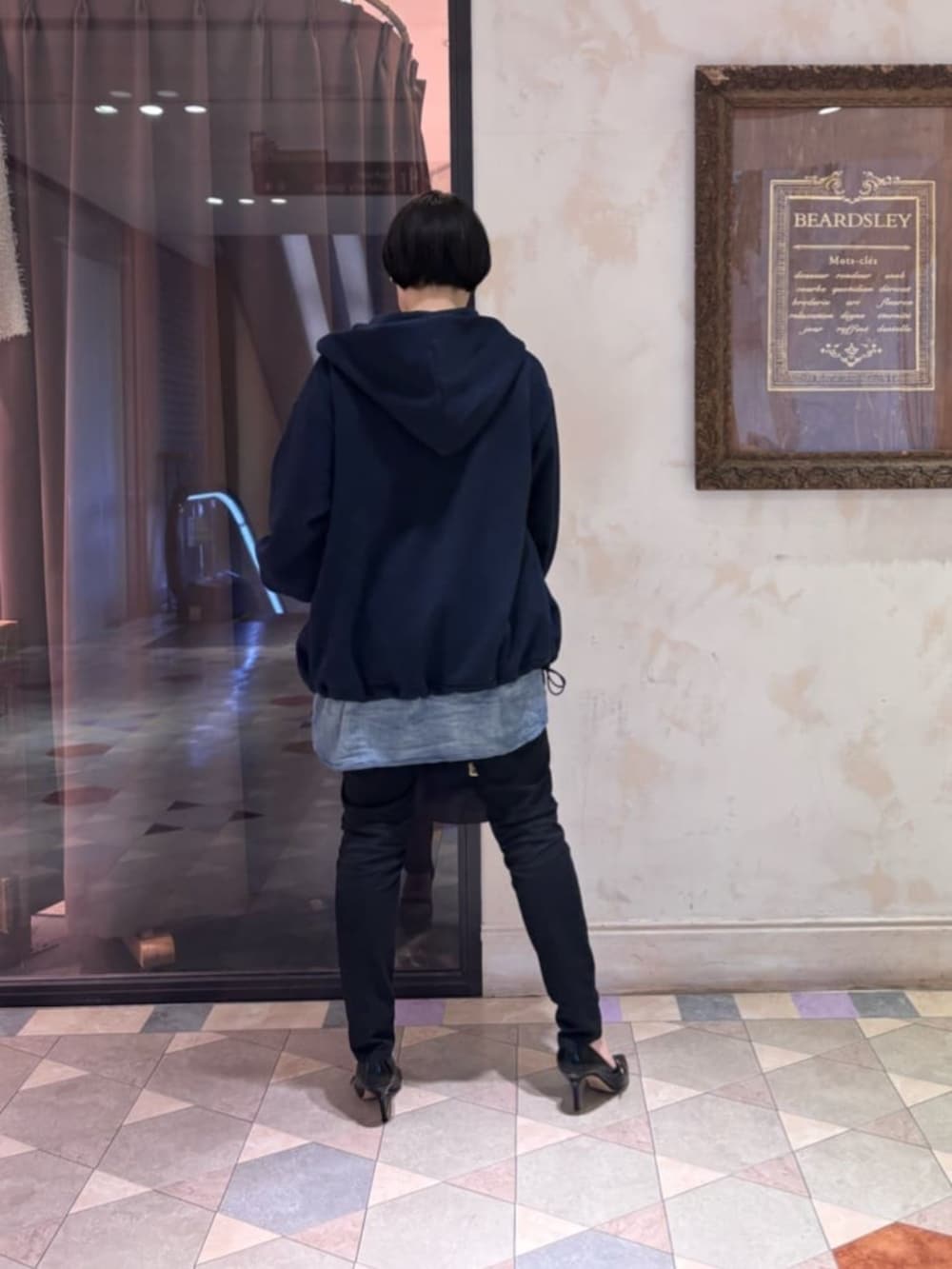 ブルー系のシャツ/ブラウス、ブルー系のパーカーを着用したレディースの春コーディネートの7枚目の写真