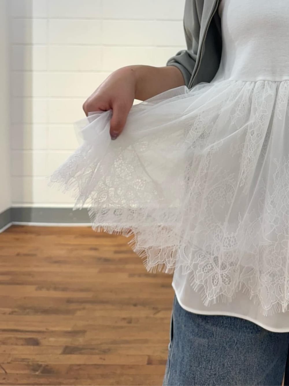 ブルー系のその他パンツ、ホワイト系のタンクトップを着用したレディースの夏コーディネートの6枚目の写真