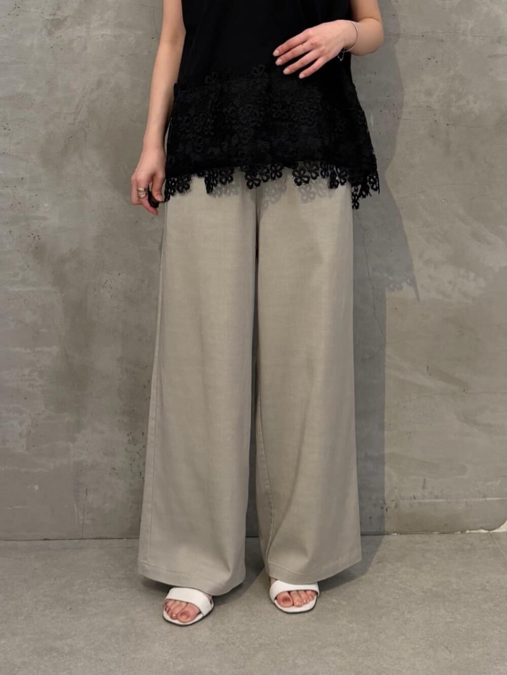 ホワイト系のショルダーバッグ、グレー系のその他パンツ、ブラック系のTシャツ/カットソーを着用したレディースの春コーディネートの7枚目の写真
