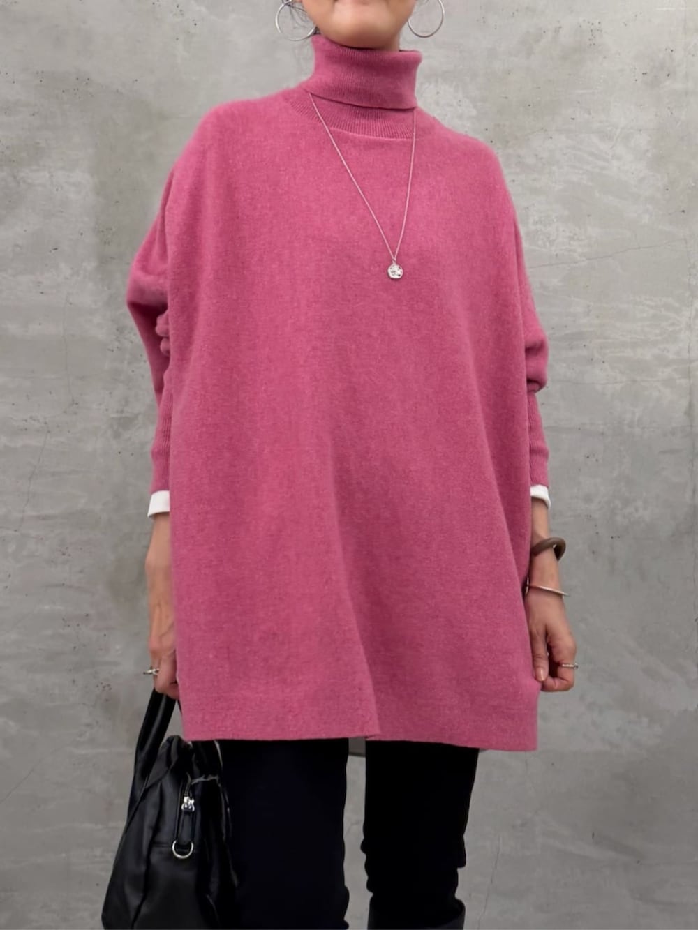 ブラック系のその他パンツ、ブラック系のトートバッグ、ホワイト系のシャツ/ブラウスを着用したレディースの秋コーディネートの2枚目の写真